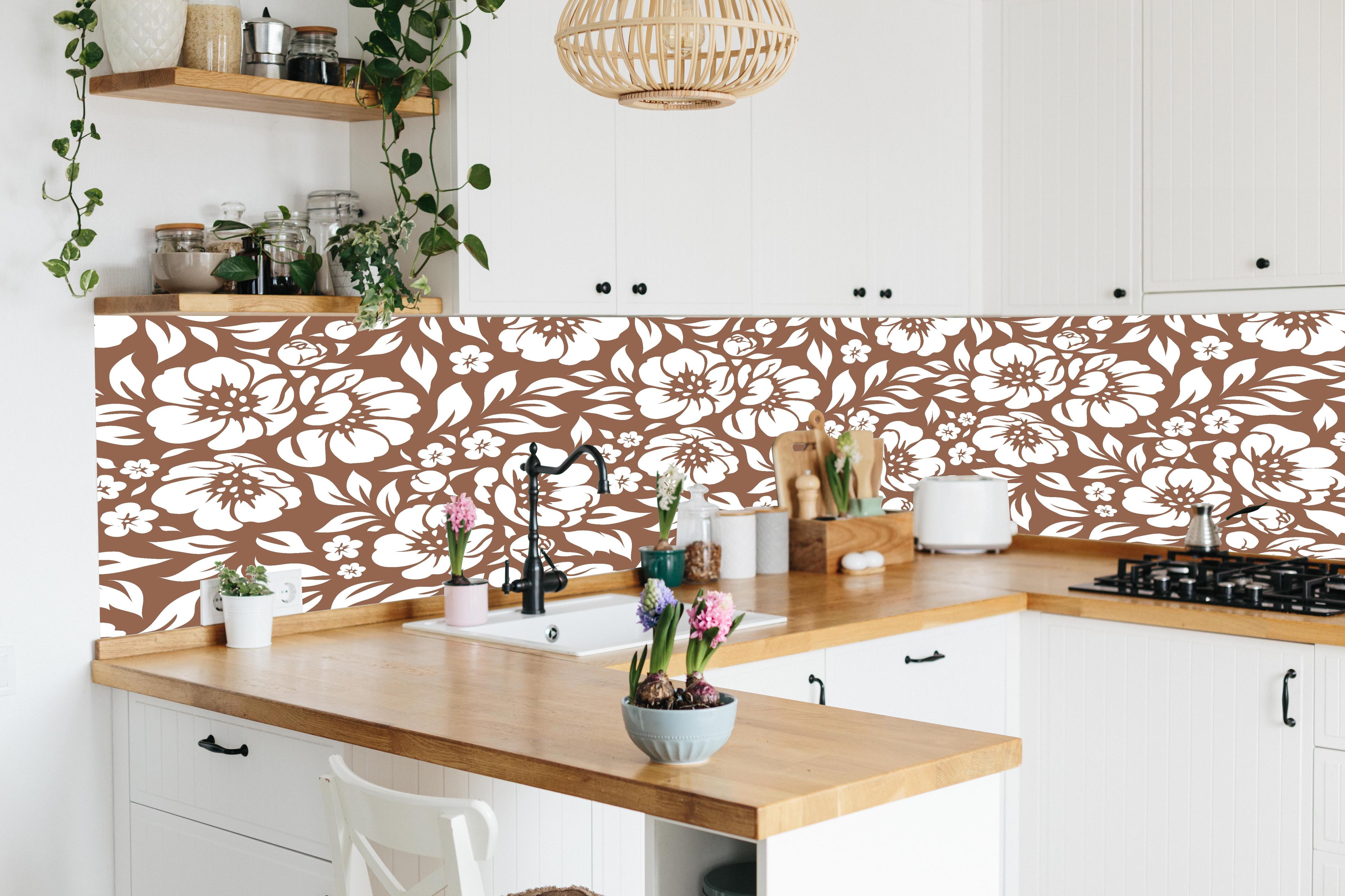 Küche - Natura Floreale Cannella hinter weißen Hochglanz-Küchenregalen und schwarzem Wasserhahn