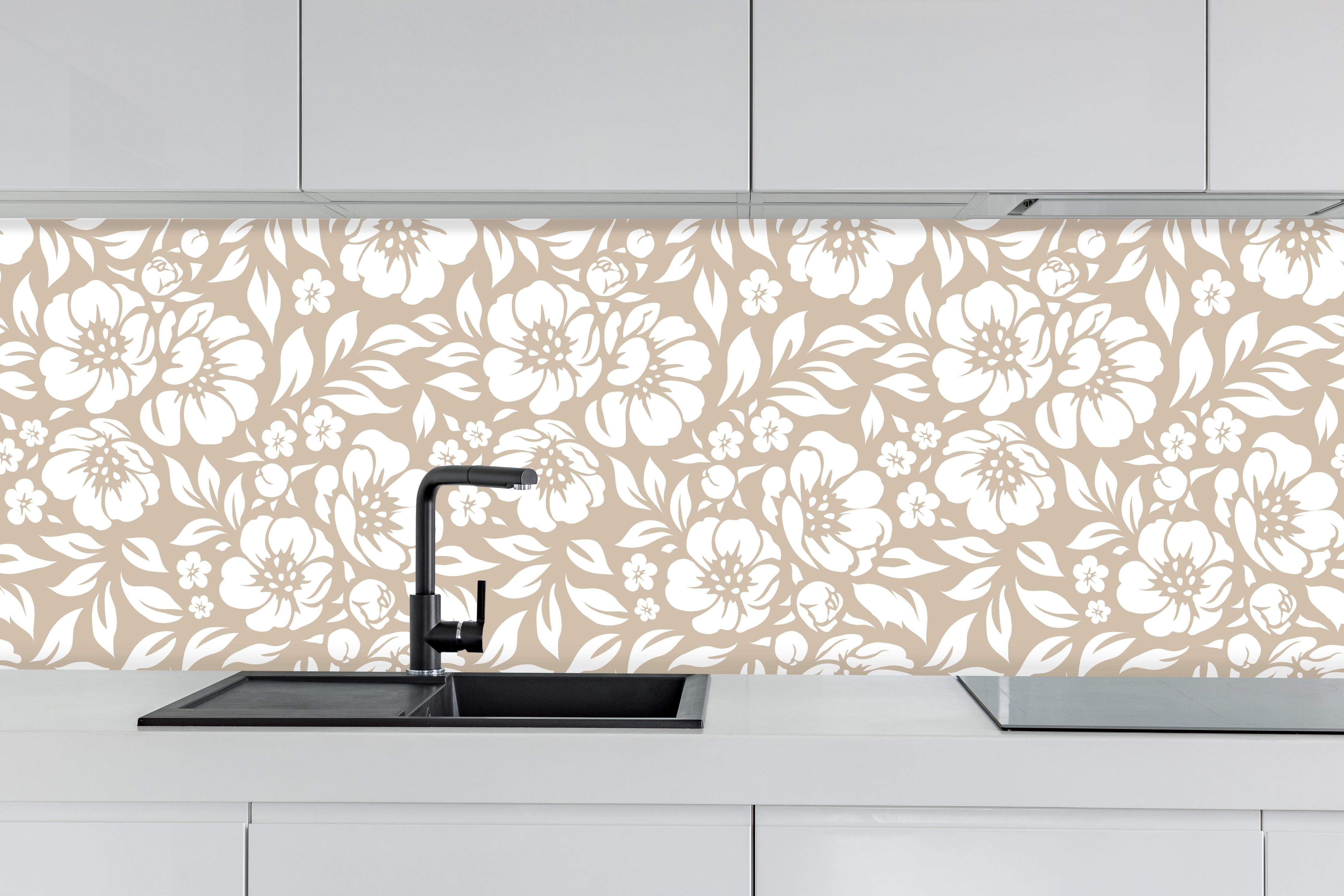 Küche - Natura Floreale Cappuccino hinter weißen Hochglanz-Küchenregalen und schwarzem Wasserhahn