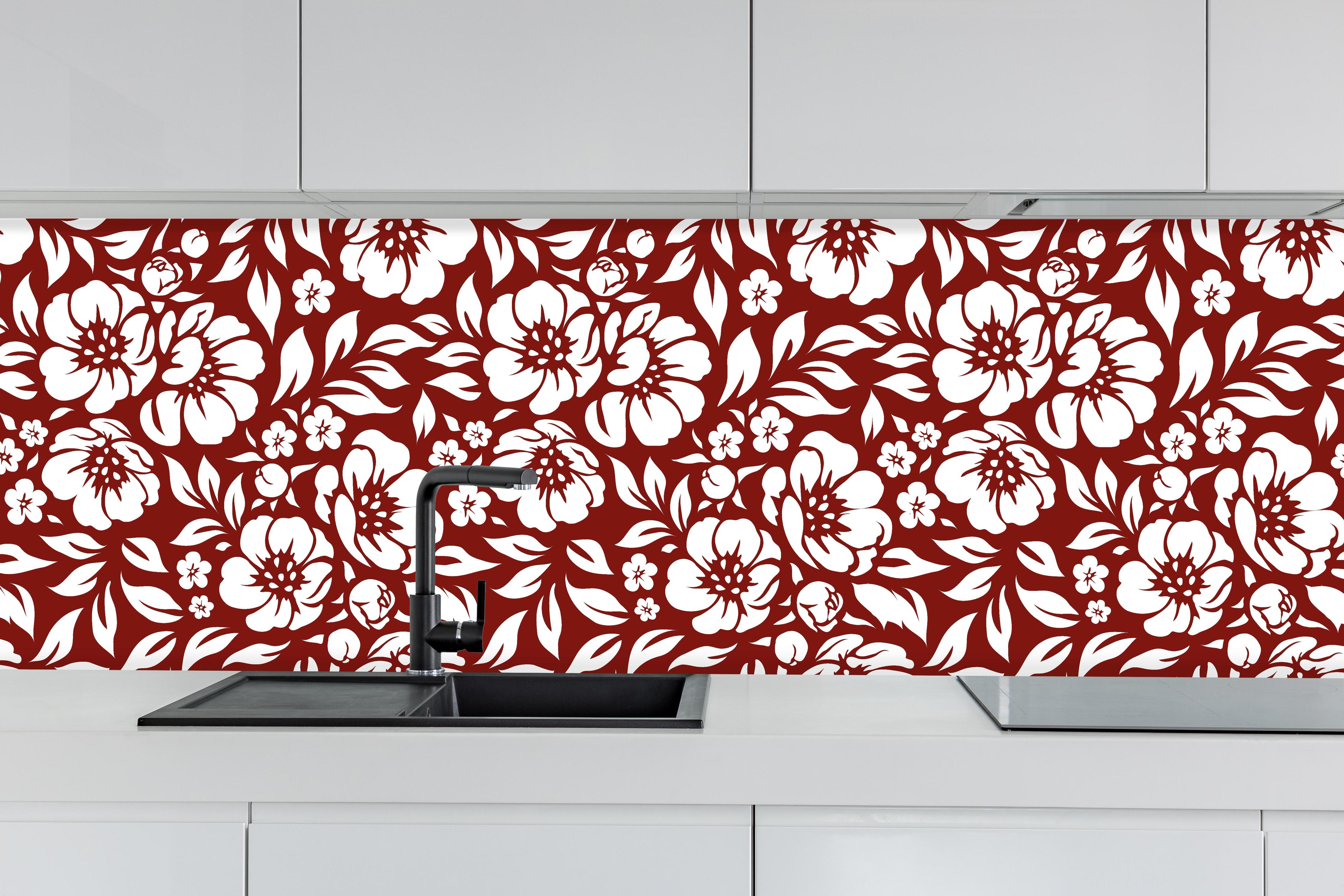 Küche - Natura Floreale Granata hinter weißen Hochglanz-Küchenregalen und schwarzem Wasserhahn