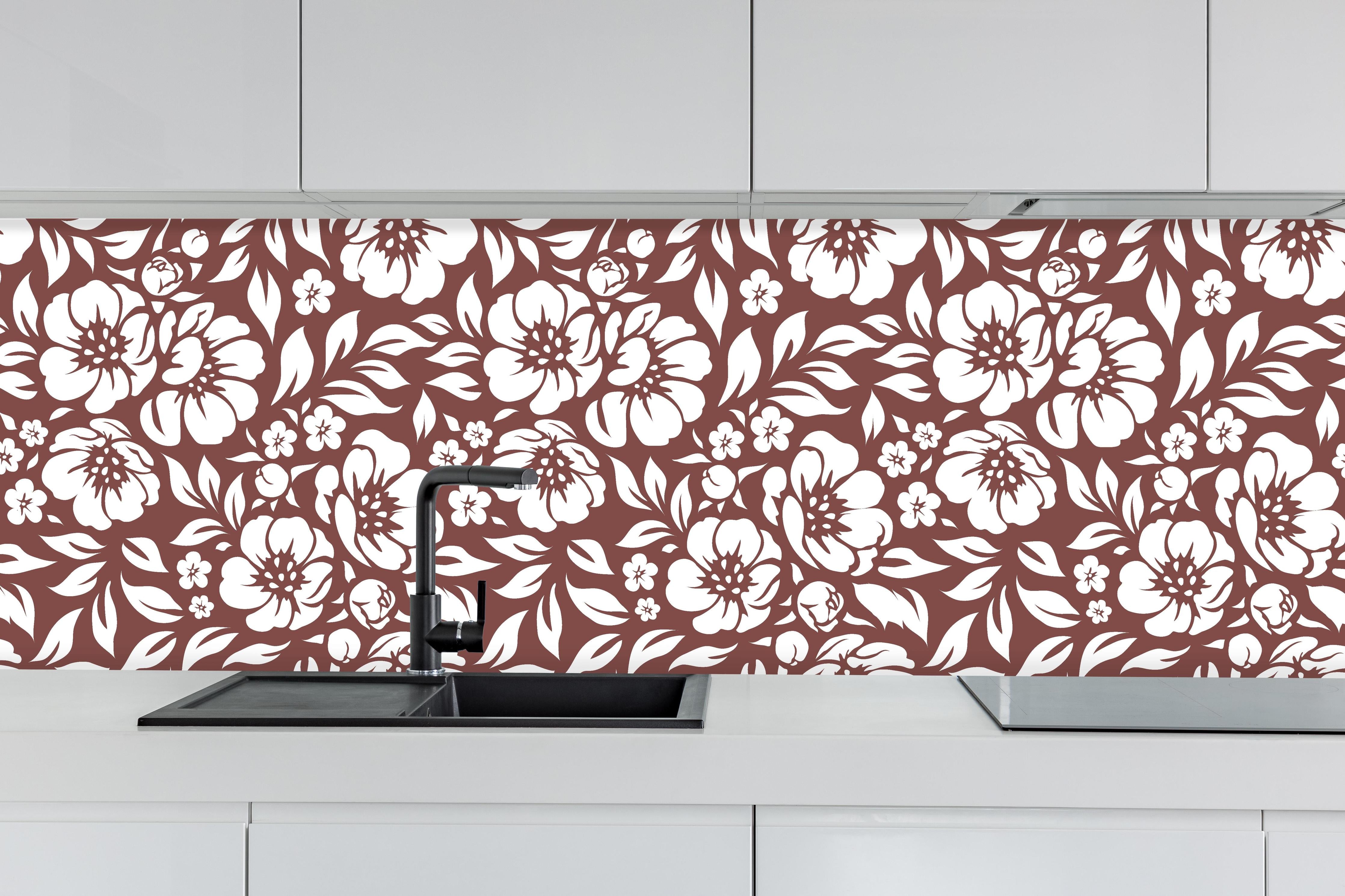 Küche - Natura Floreale Mattone hinter weißen Hochglanz-Küchenregalen und schwarzem Wasserhahn