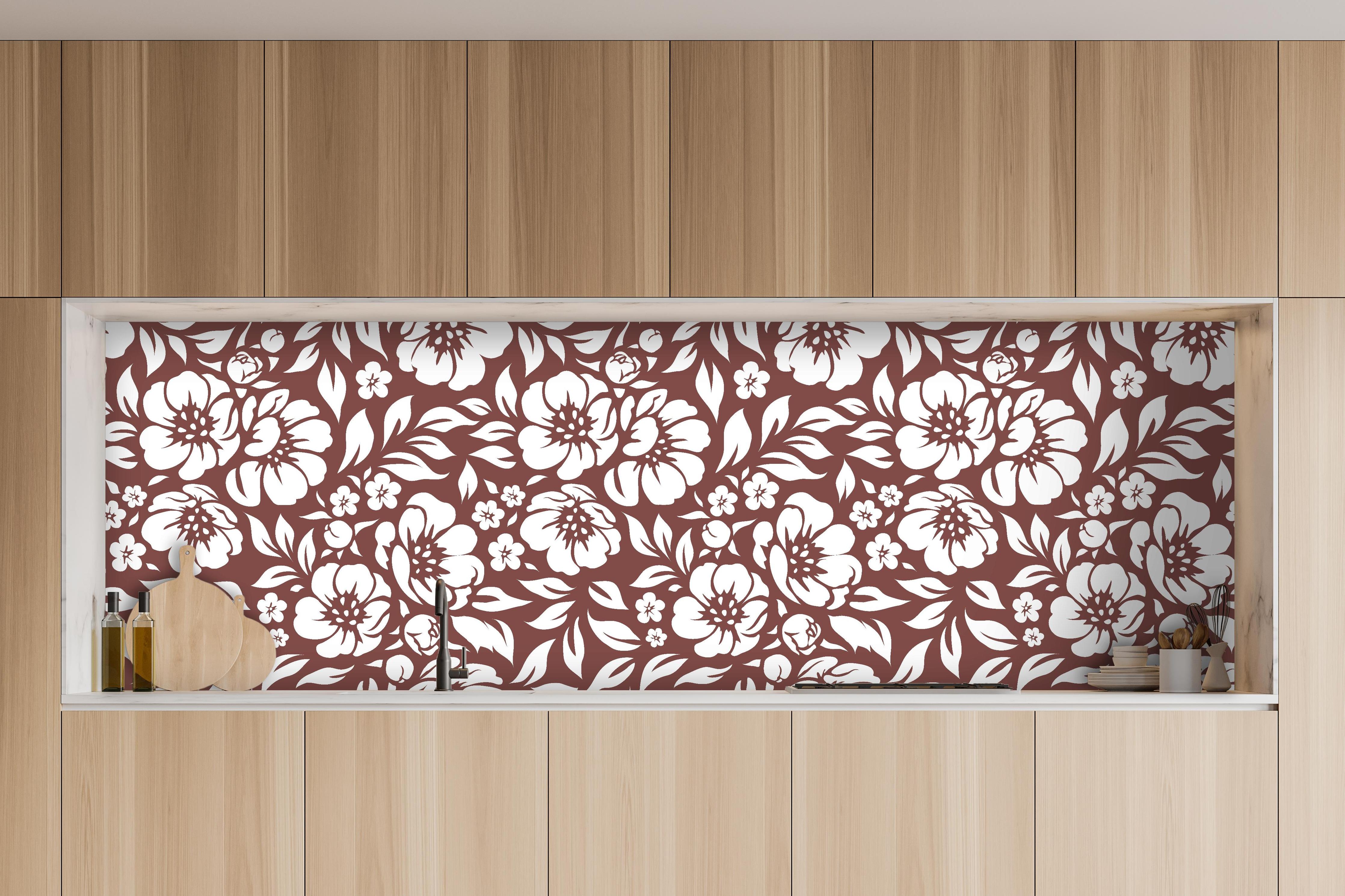 Küche - Natura Floreale Mattone hinter weißen Hochglanz-Küchenregalen und schwarzem Wasserhahn