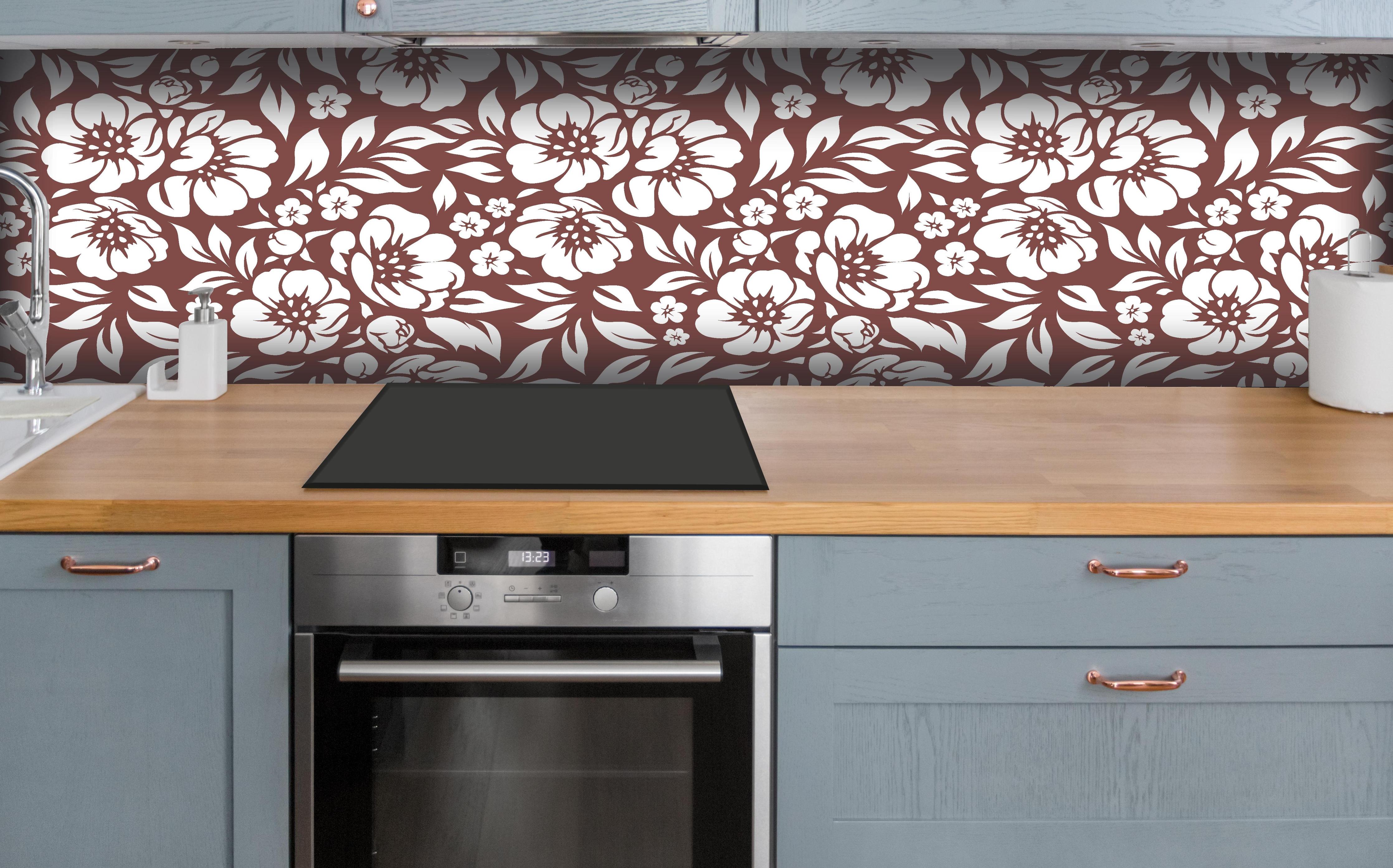 Küche - Natura Floreale Mattone hinter weißen Hochglanz-Küchenregalen und schwarzem Wasserhahn