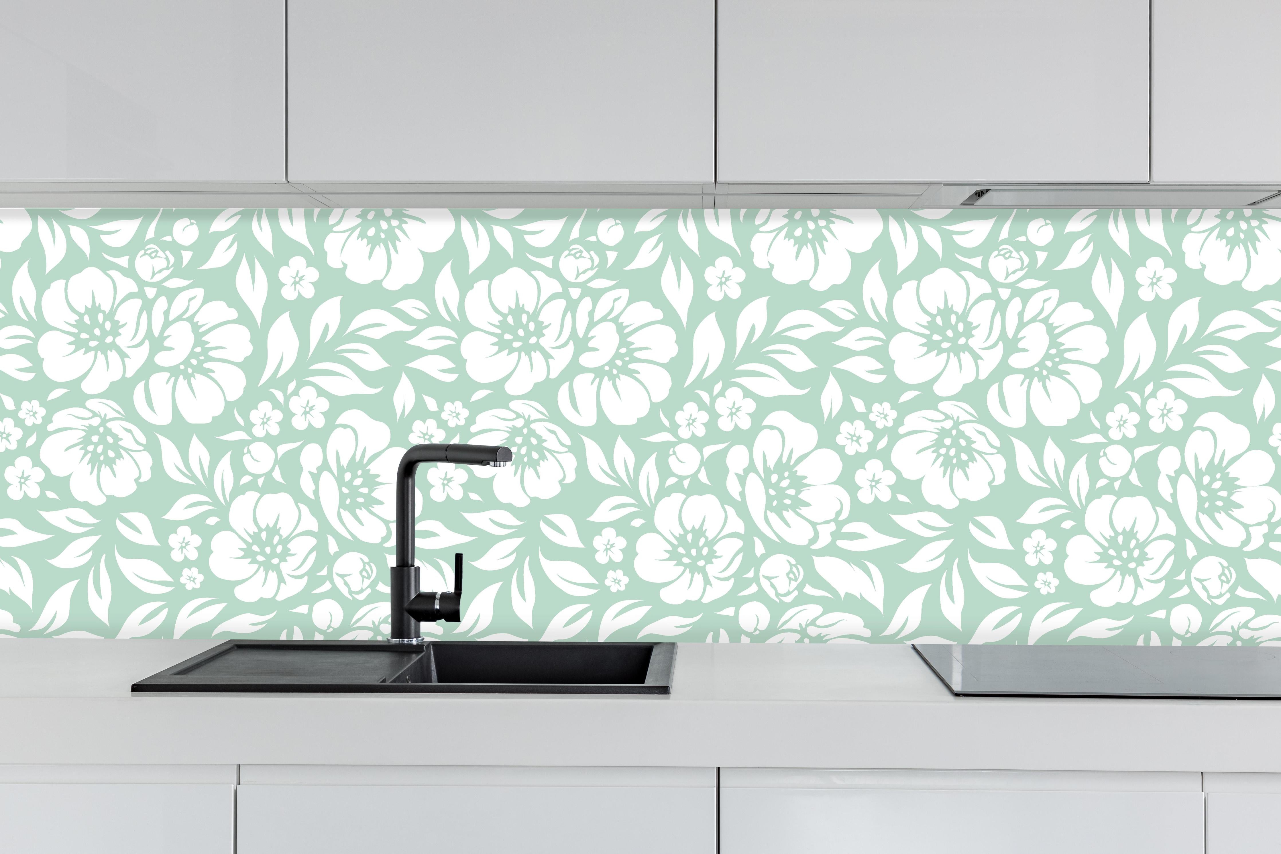 Küche - Natura Floreale Menta hinter weißen Hochglanz-Küchenregalen und schwarzem Wasserhahn