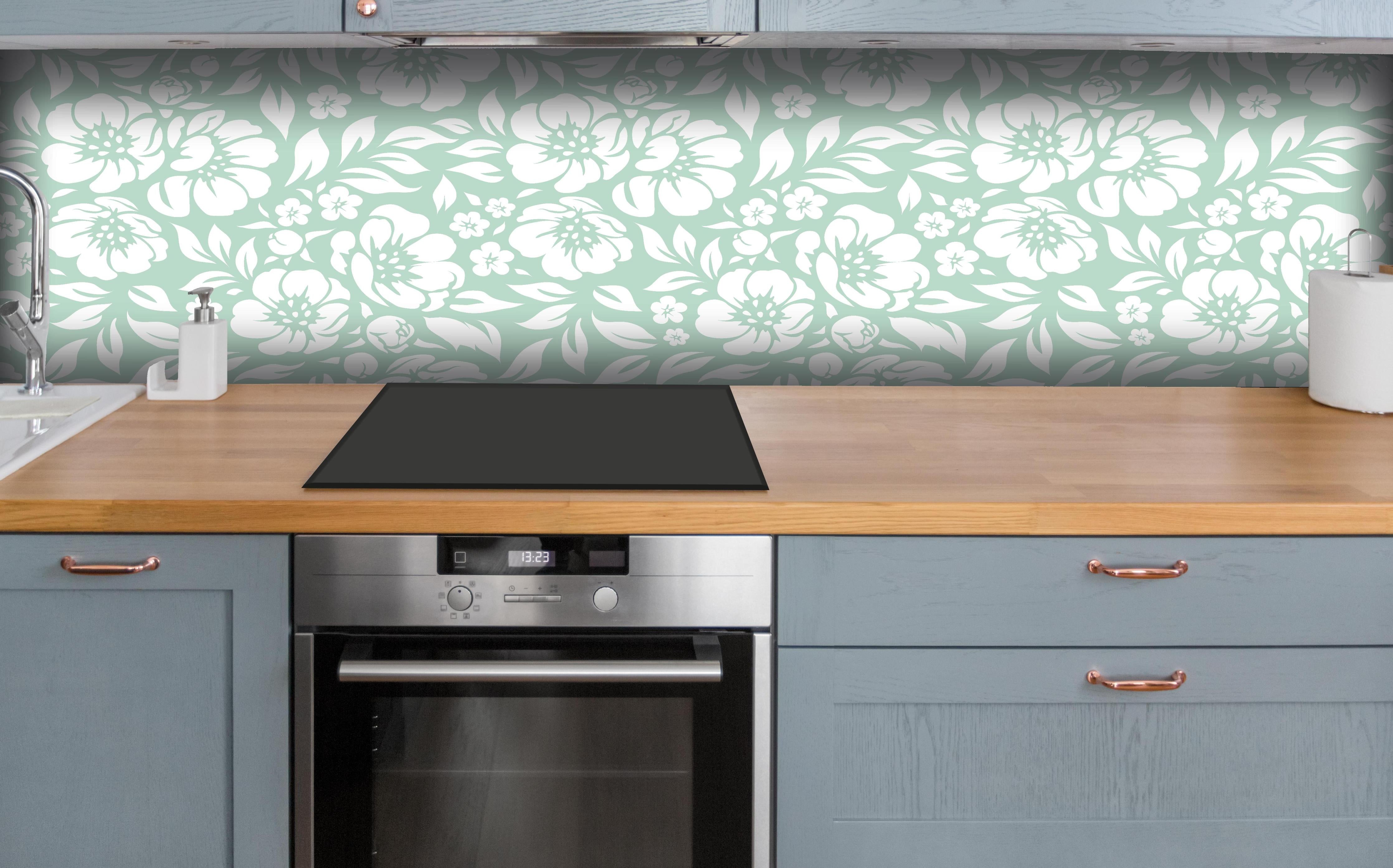 Küche - Natura Floreale Menta hinter weißen Hochglanz-Küchenregalen und schwarzem Wasserhahn