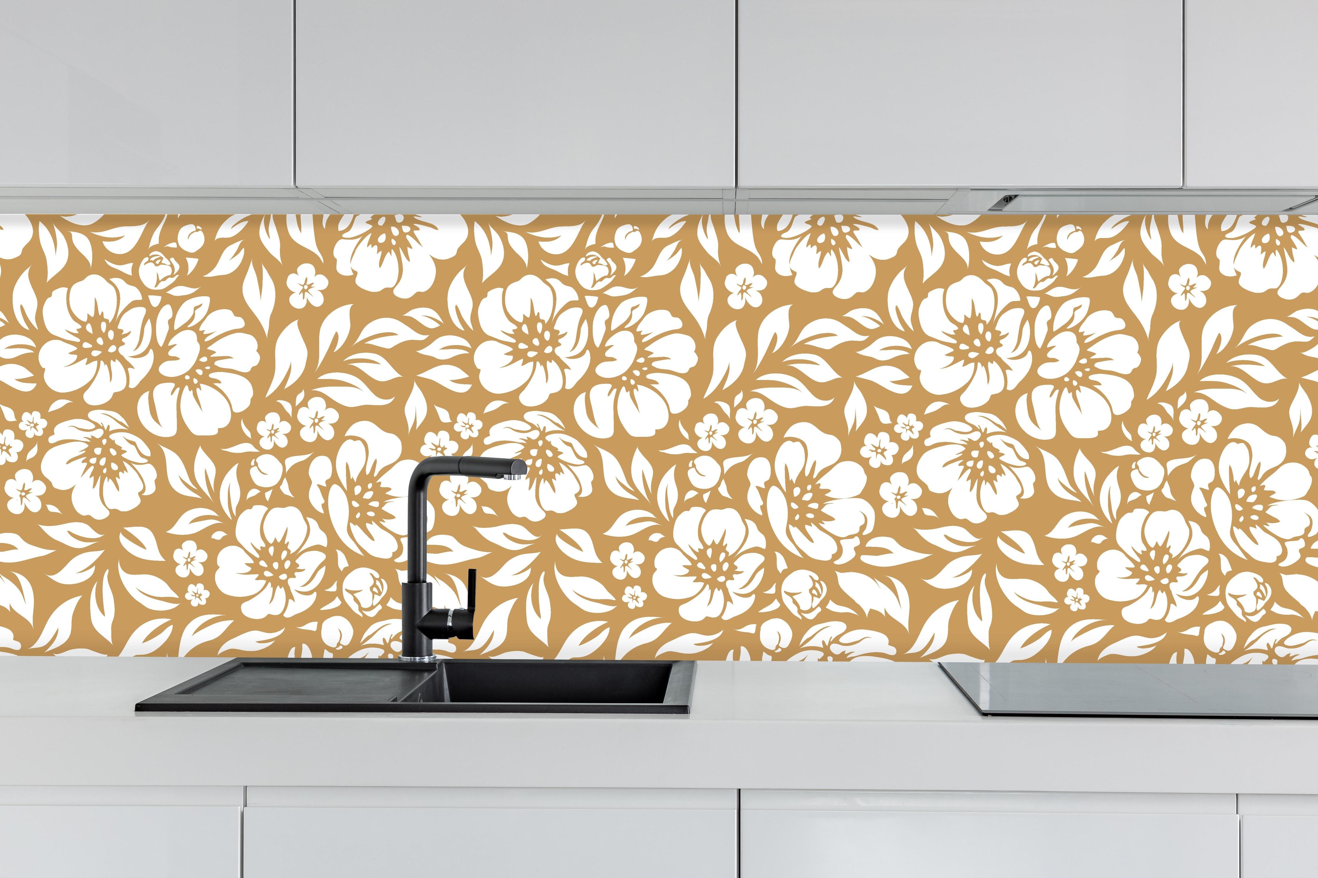 Küche - Natura Floreale Ocra hinter weißen Hochglanz-Küchenregalen und schwarzem Wasserhahn