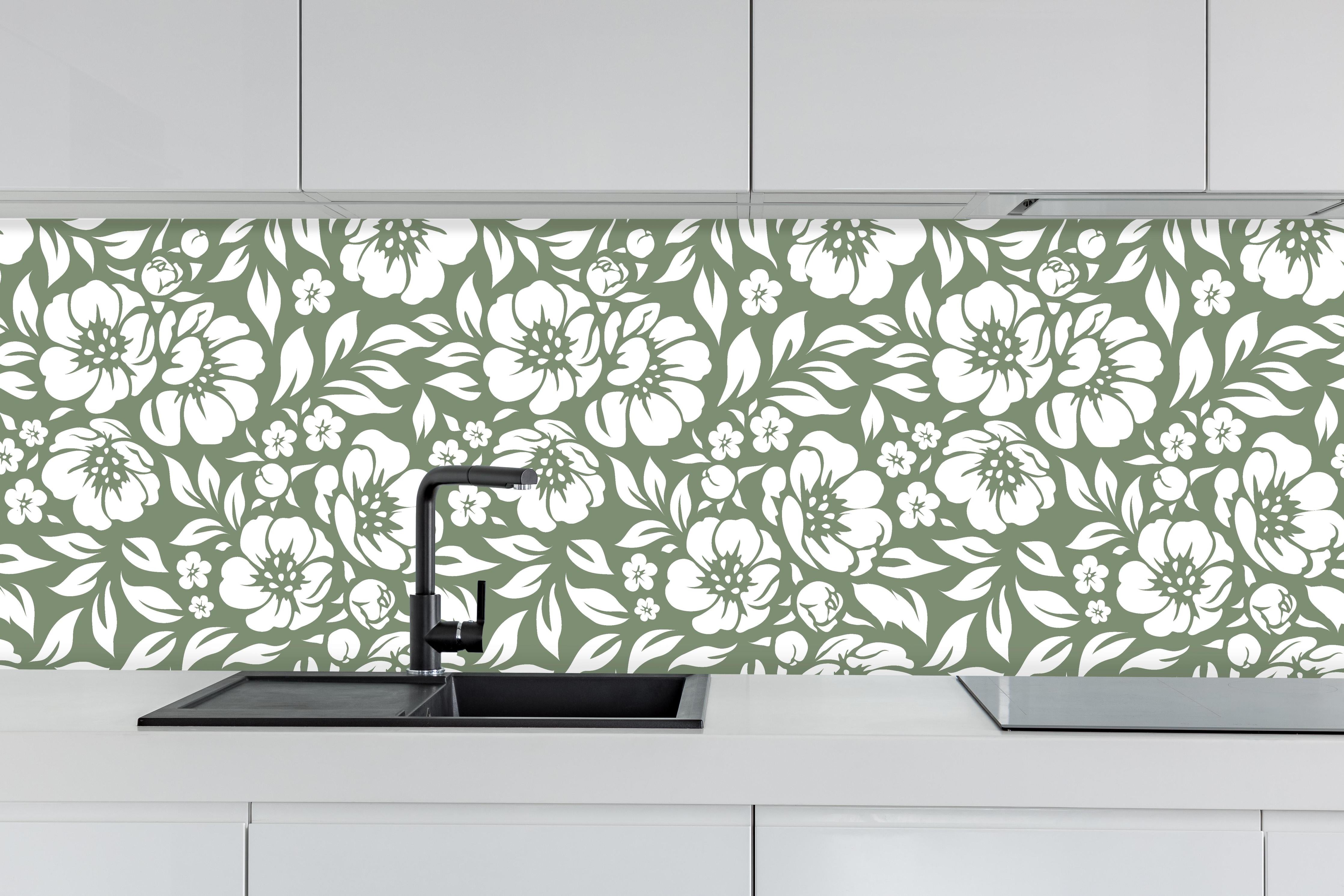 Küche - Natura Floreale Oliva hinter weißen Hochglanz-Küchenregalen und schwarzem Wasserhahn