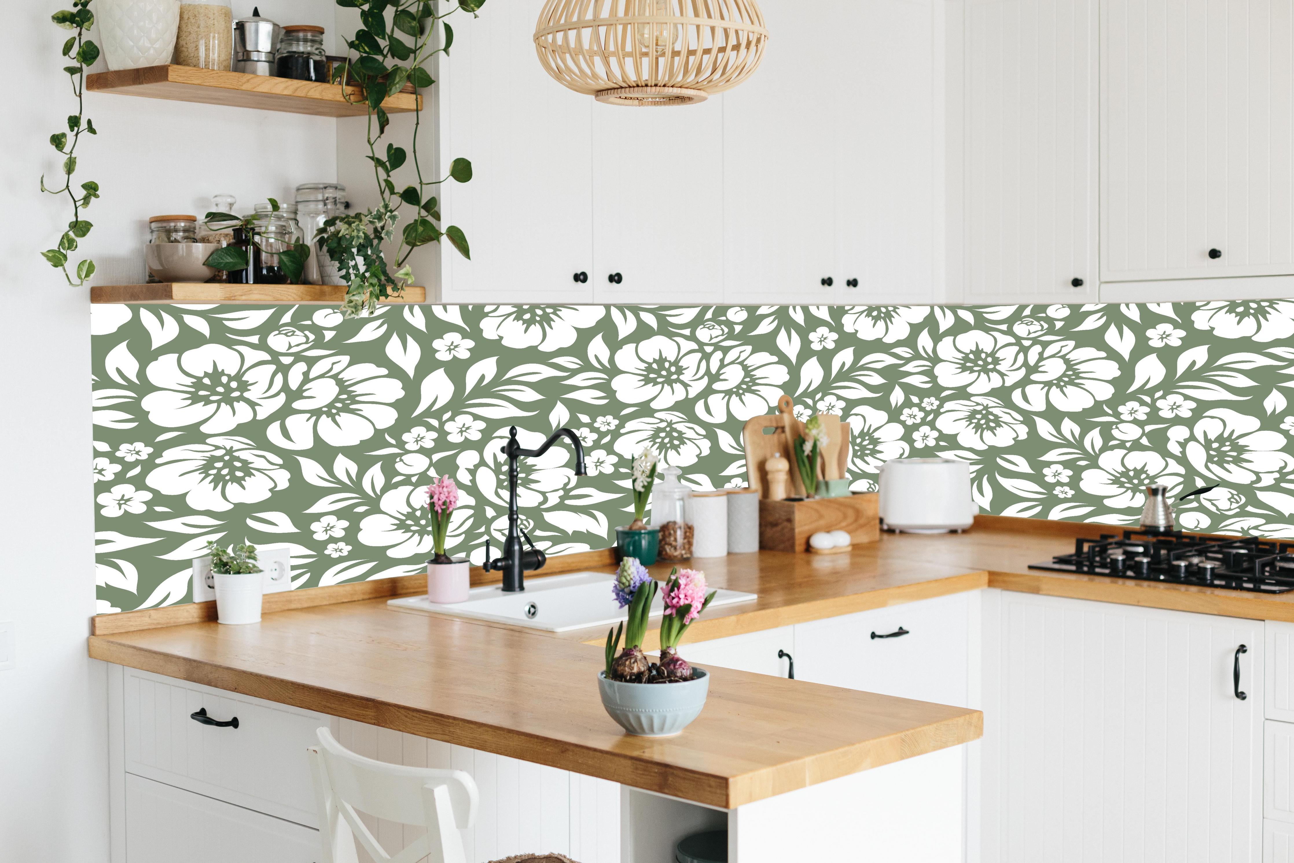 Küche - Natura Floreale Oliva hinter weißen Hochglanz-Küchenregalen und schwarzem Wasserhahn