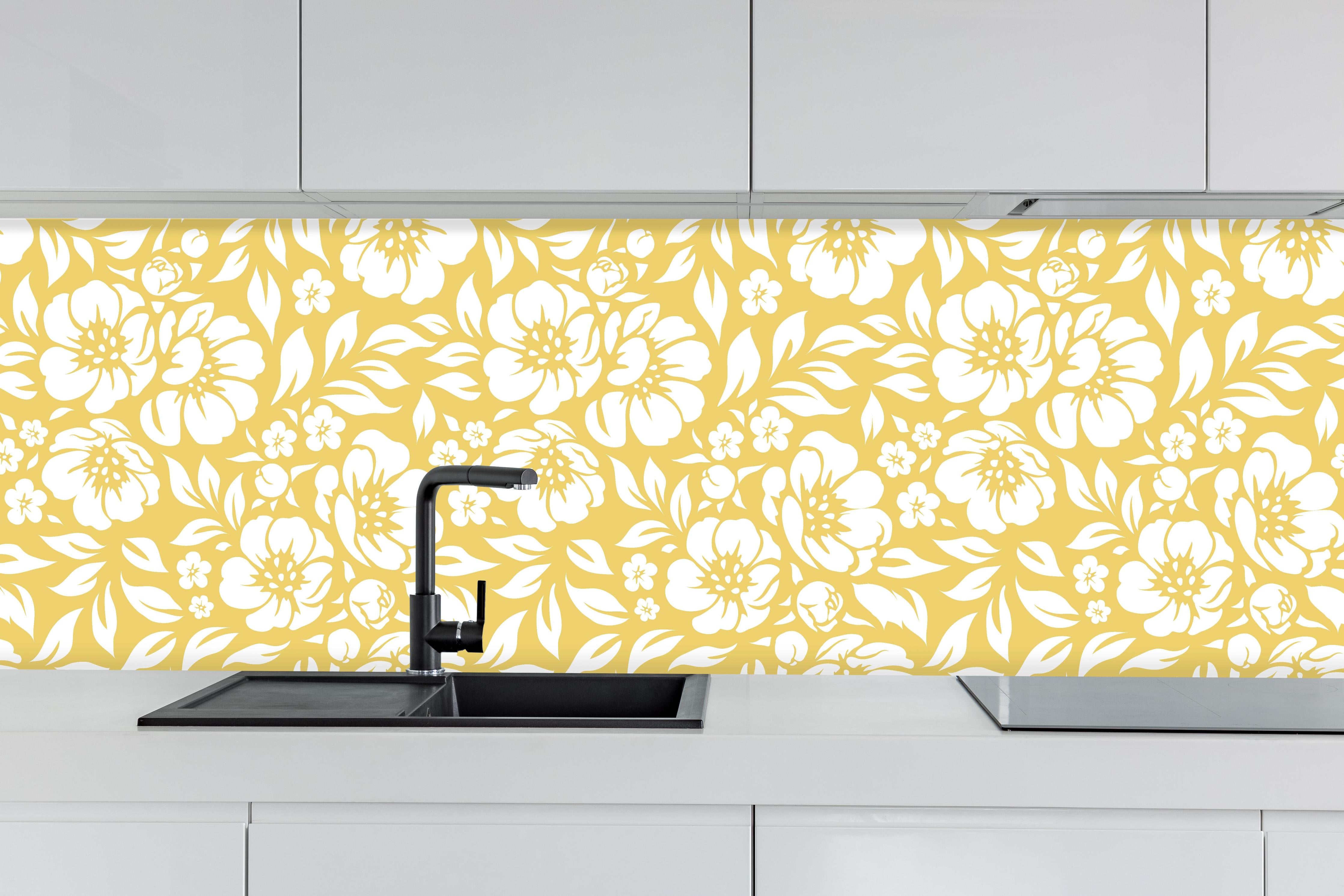 Küche - Natura Floreale Oro hinter weißen Hochglanz-Küchenregalen und schwarzem Wasserhahn
