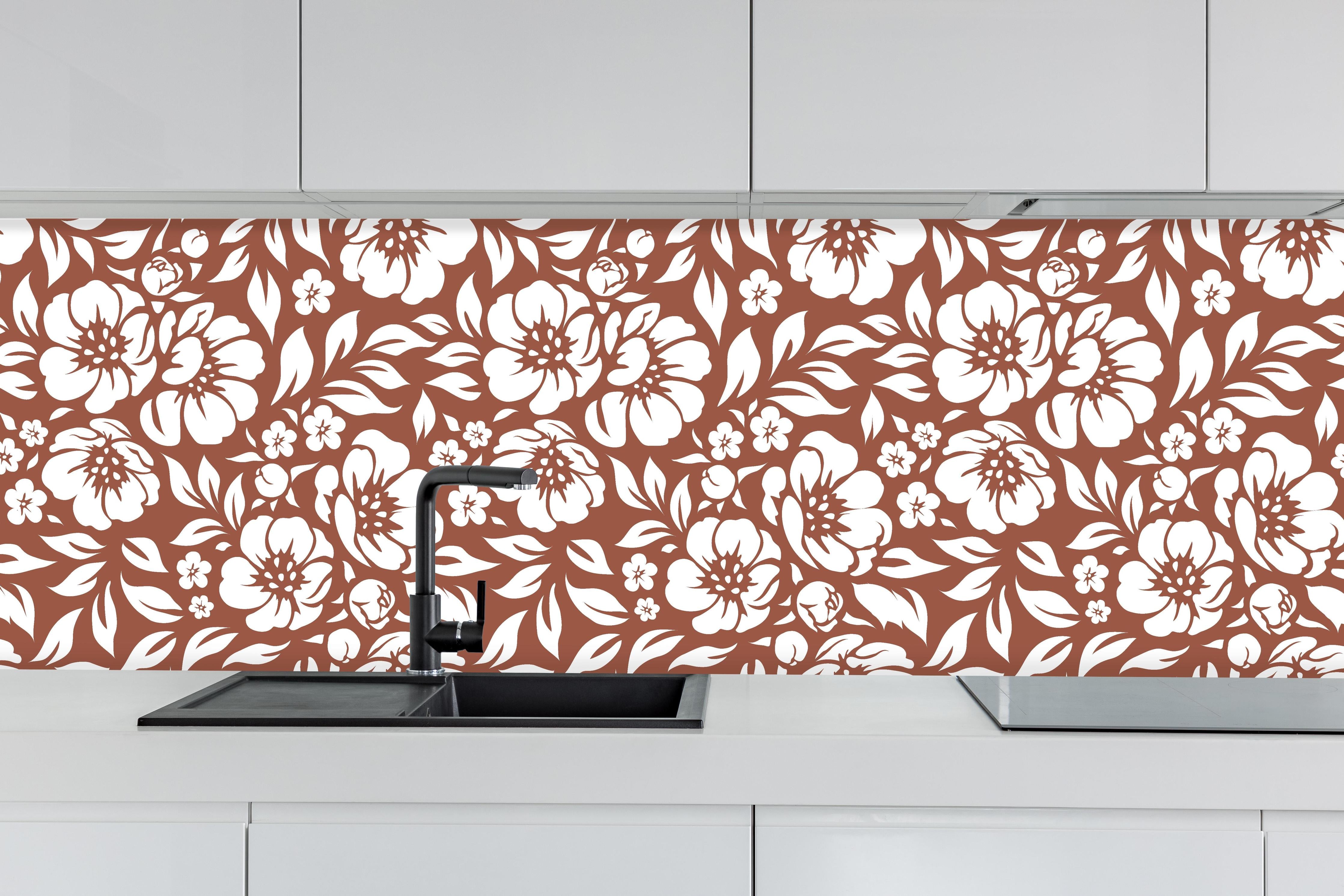 Küche - Natura Floreale Ruggine hinter weißen Hochglanz-Küchenregalen und schwarzem Wasserhahn