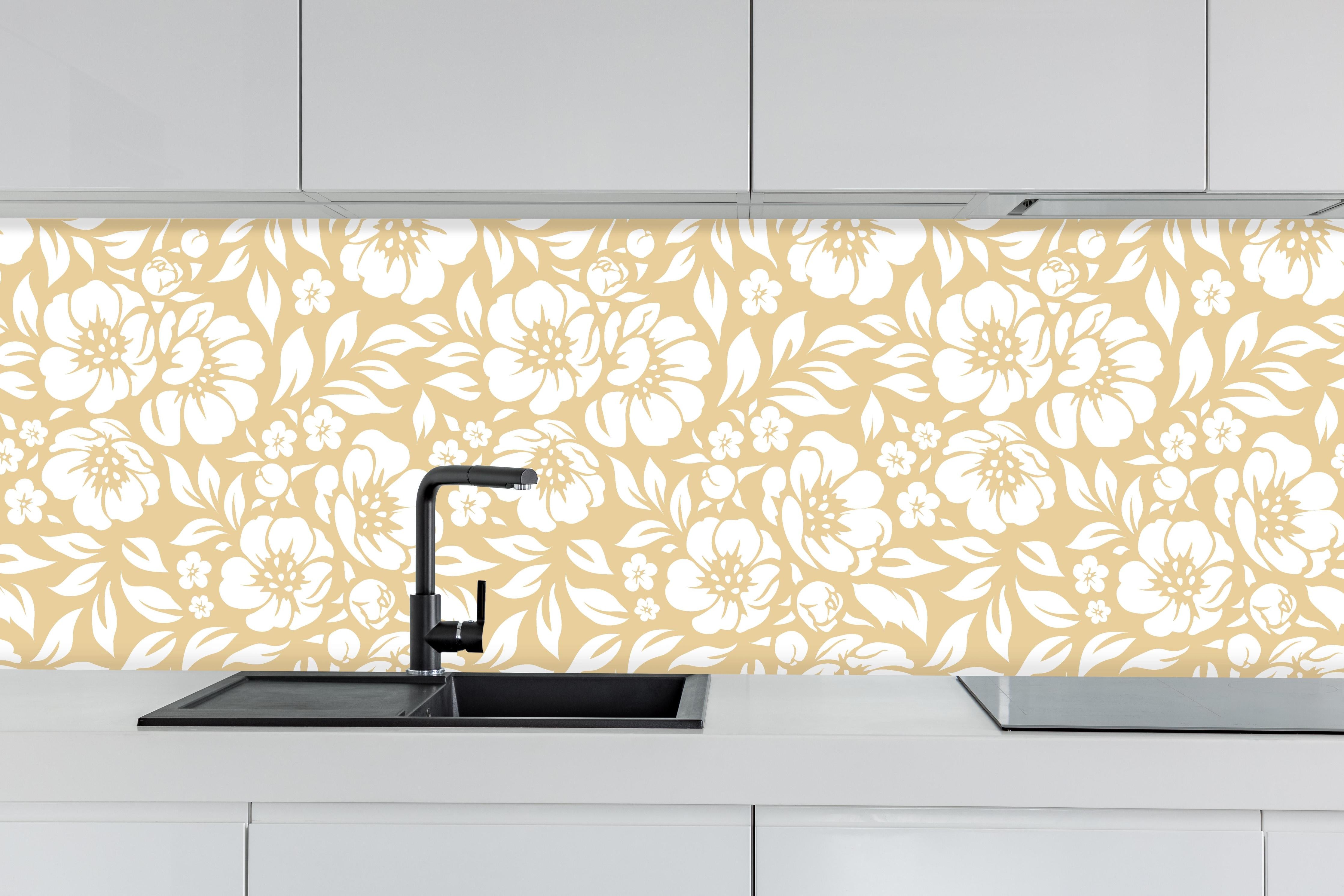 Küche - Natura Floreale Sabbia hinter weißen Hochglanz-Küchenregalen und schwarzem Wasserhahn