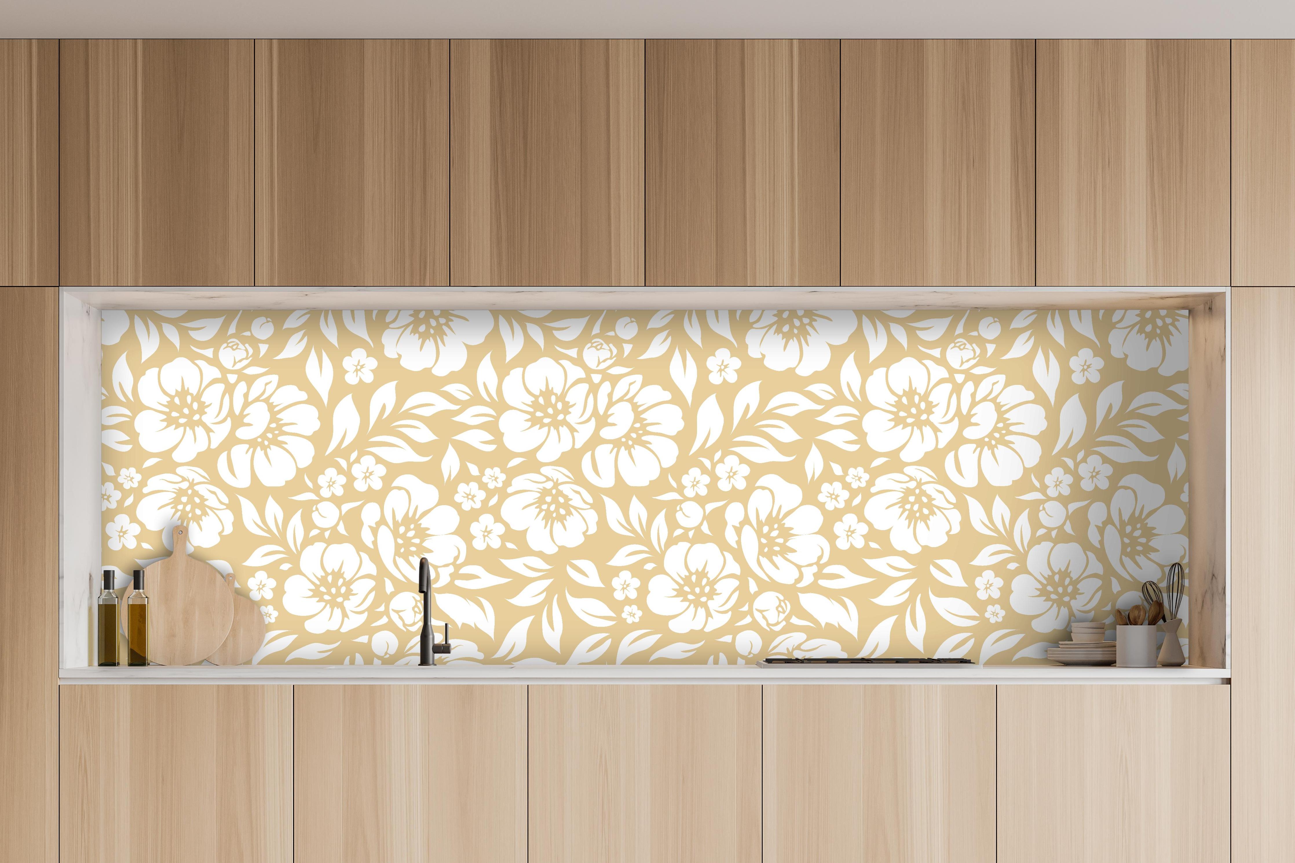 Küche - Natura Floreale Sabbia hinter weißen Hochglanz-Küchenregalen und schwarzem Wasserhahn