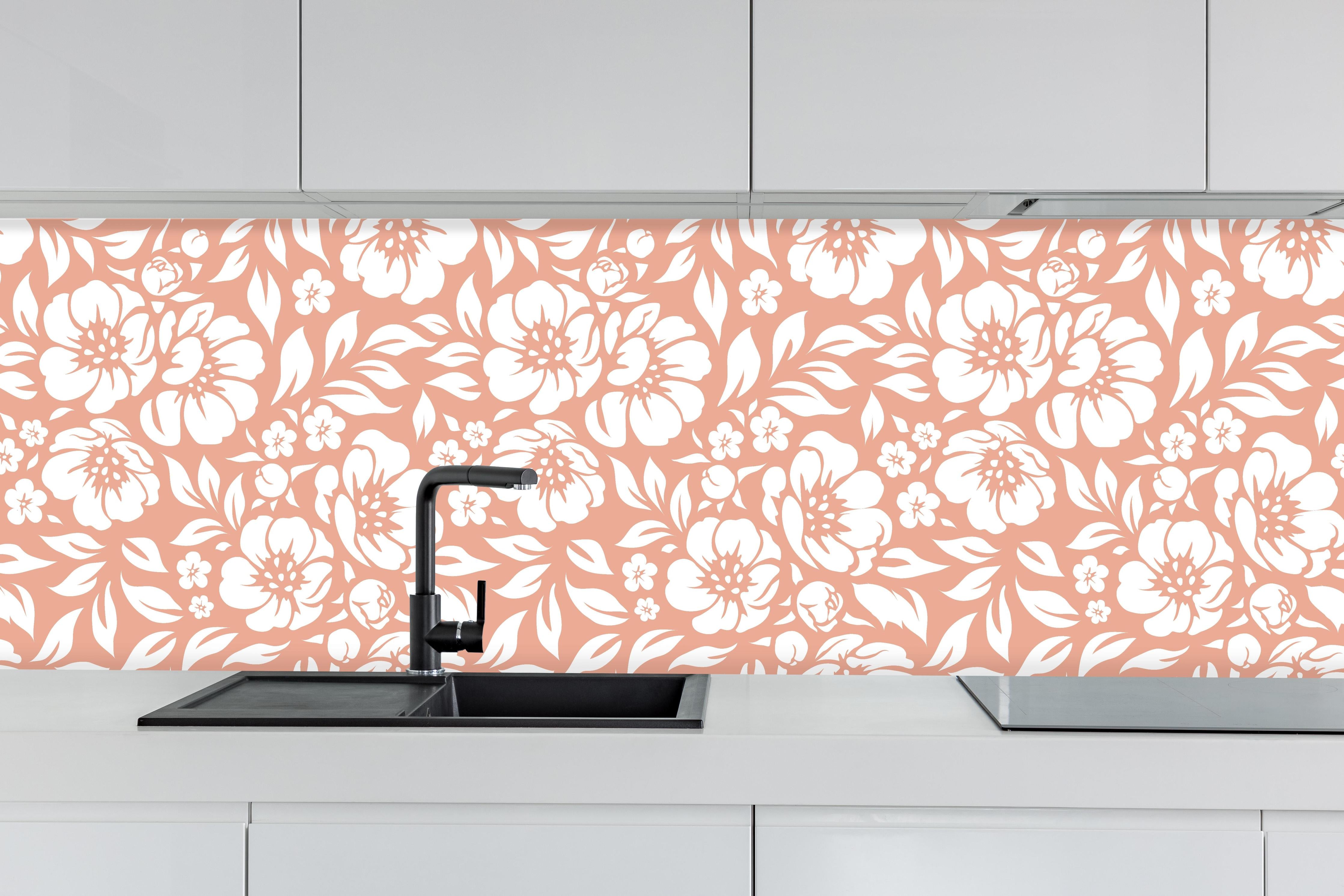 Küche - Natura Floreale Salmone hinter weißen Hochglanz-Küchenregalen und schwarzem Wasserhahn