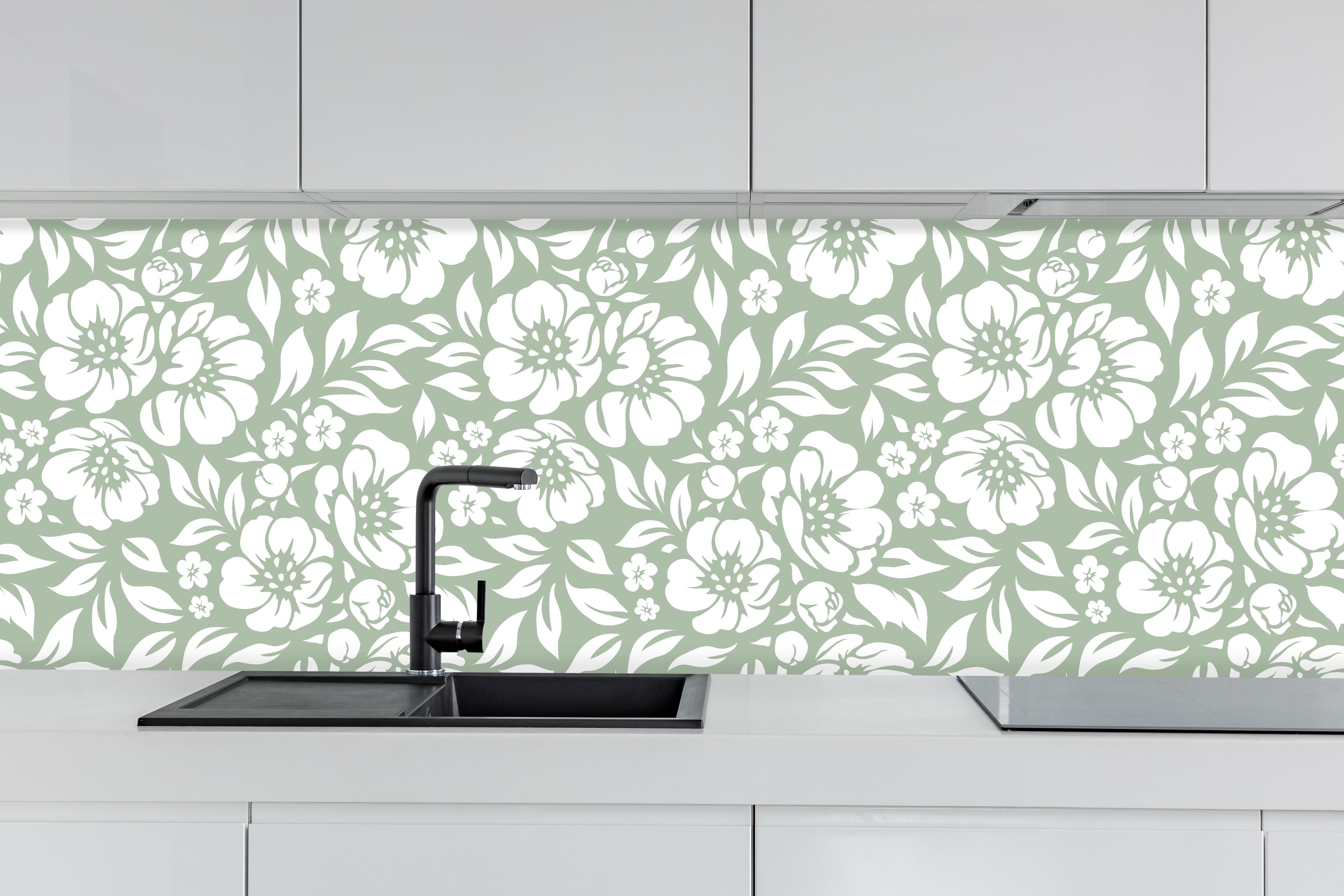 Küche - Natura Floreale Salvia hinter weißen Hochglanz-Küchenregalen und schwarzem Wasserhahn