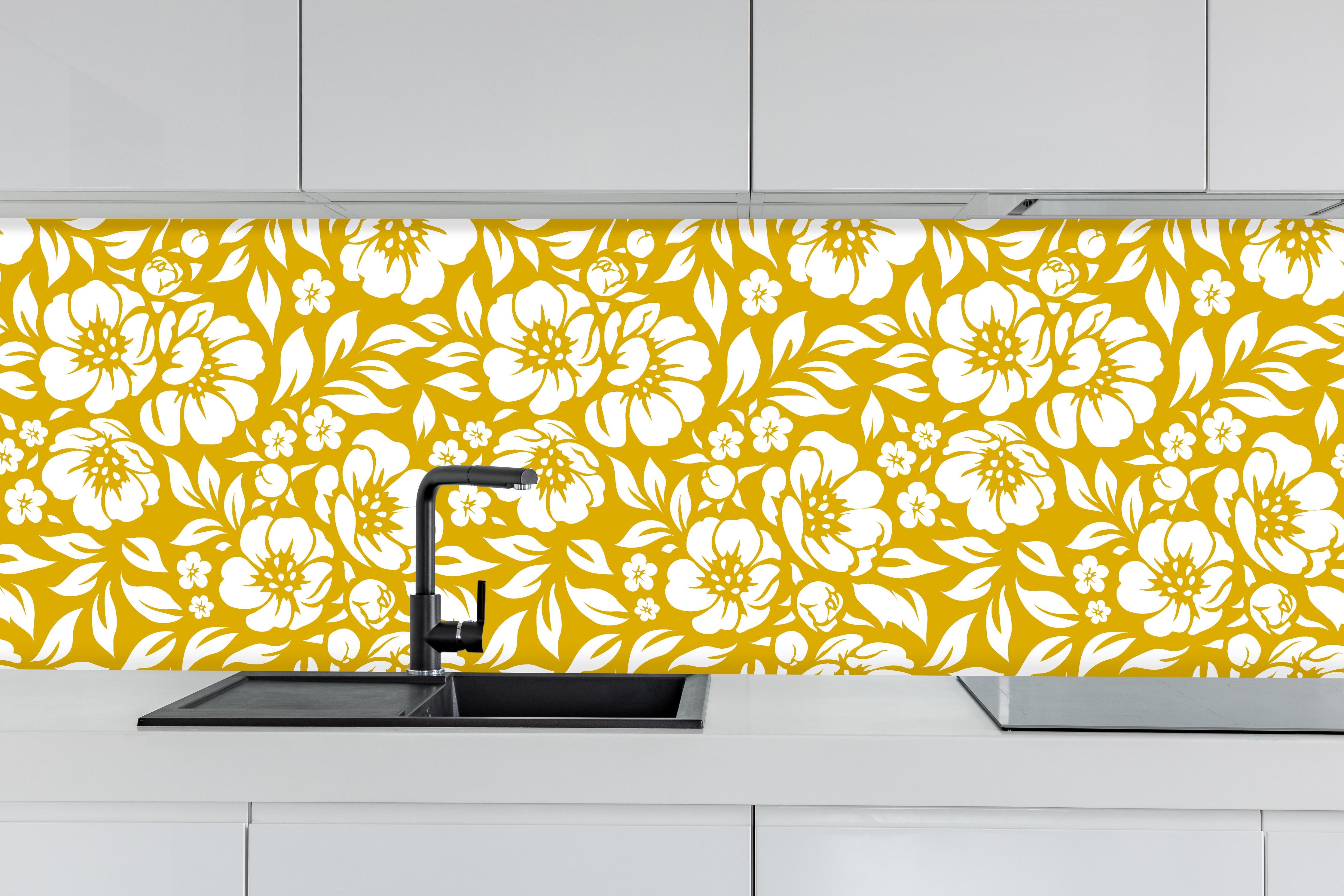 Küche - Natura Floreale Senape hinter weißen Hochglanz-Küchenregalen und schwarzem Wasserhahn
