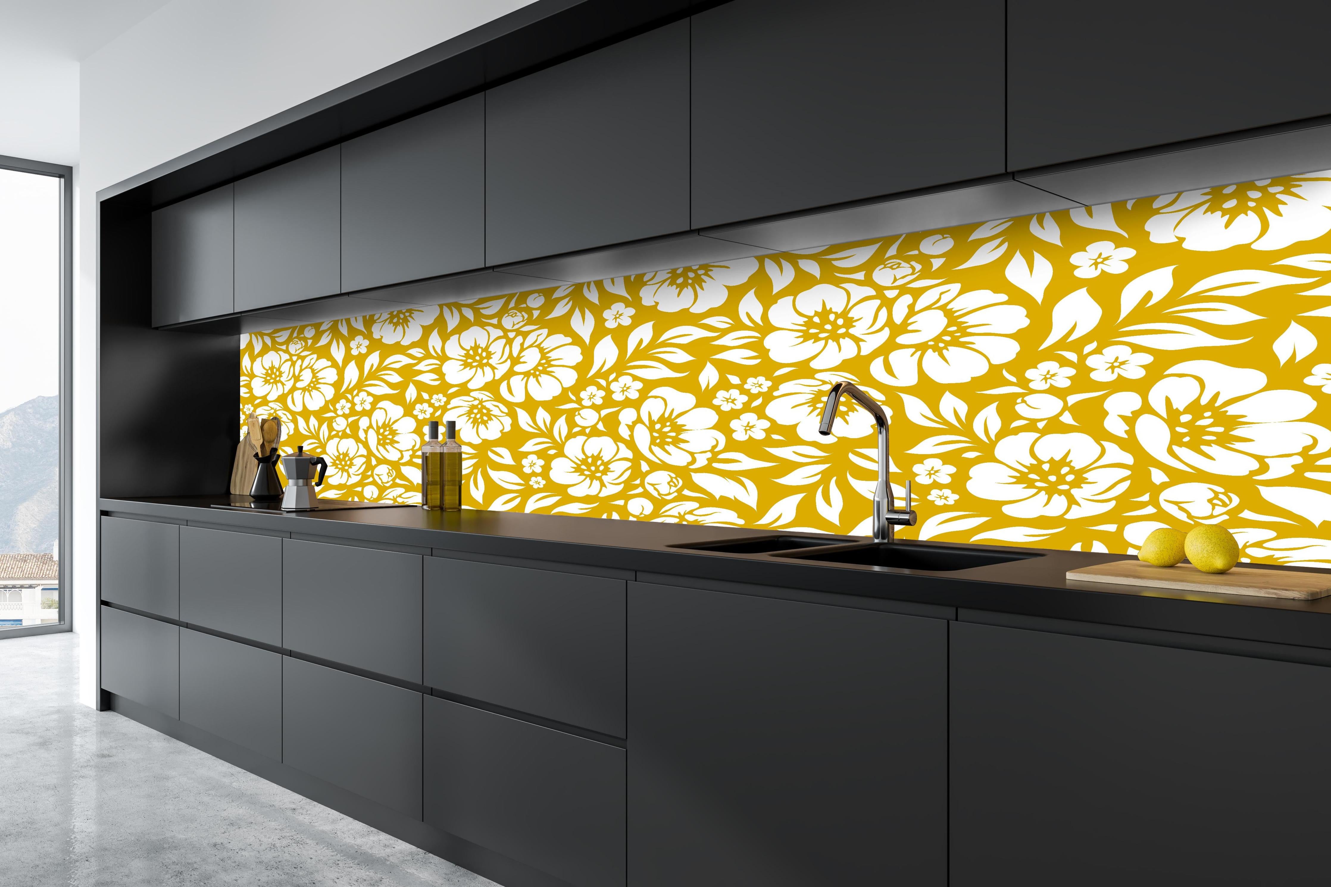 Küche - Natura Floreale Senape hinter weißen Hochglanz-Küchenregalen und schwarzem Wasserhahn