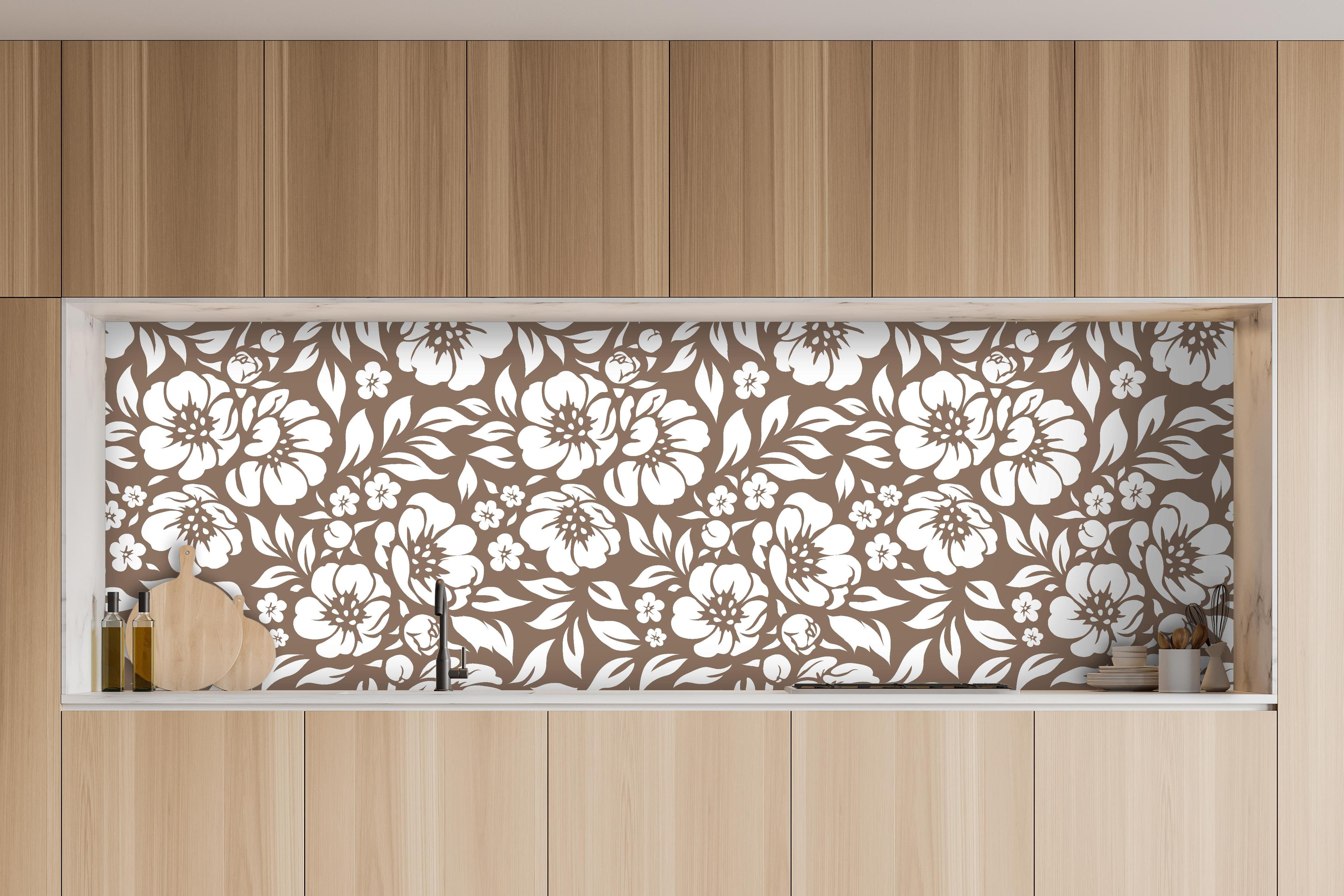 Küche - Natura Floreale Sigaro hinter weißen Hochglanz-Küchenregalen und schwarzem Wasserhahn