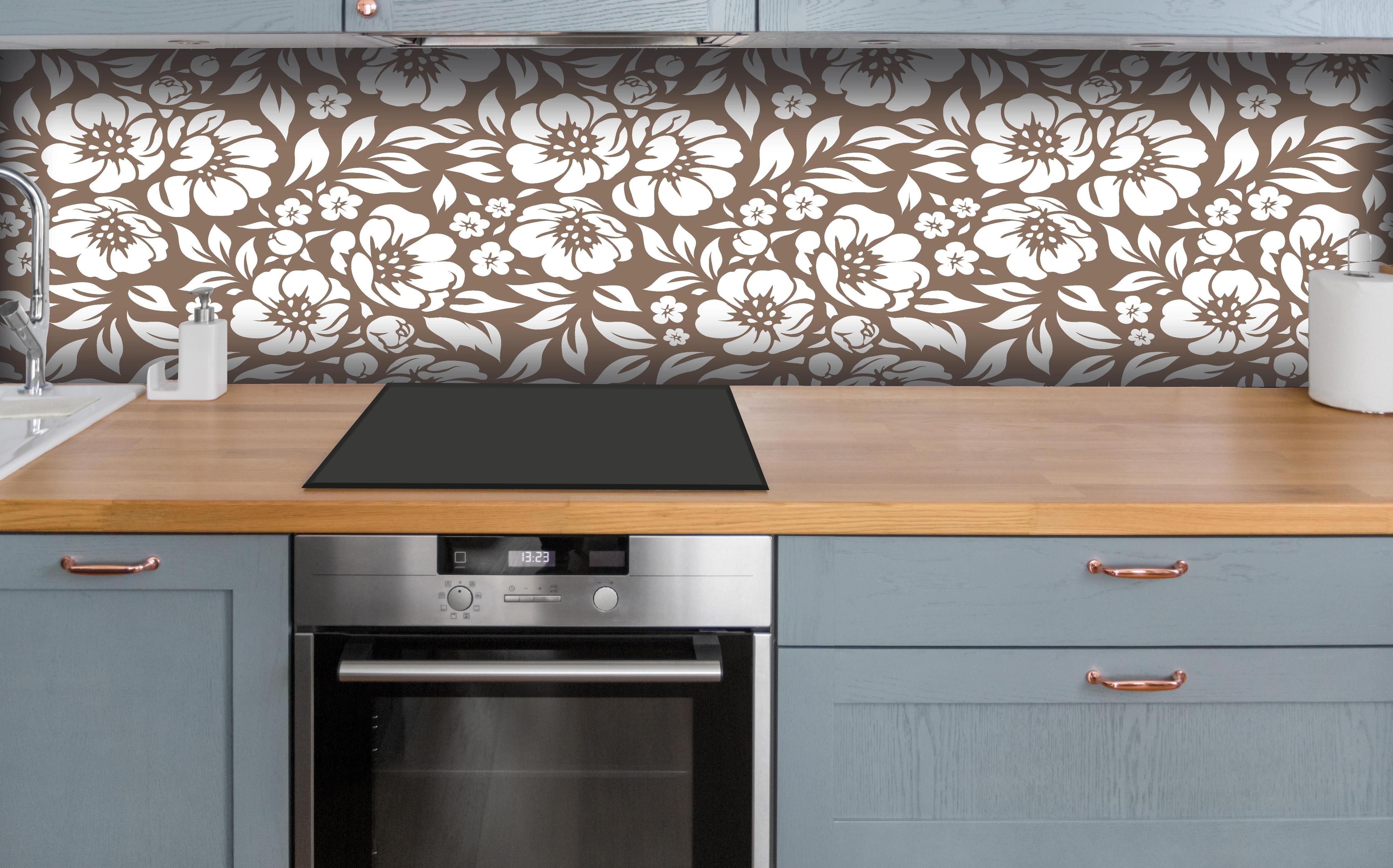 Küche - Natura Floreale Sigaro hinter weißen Hochglanz-Küchenregalen und schwarzem Wasserhahn