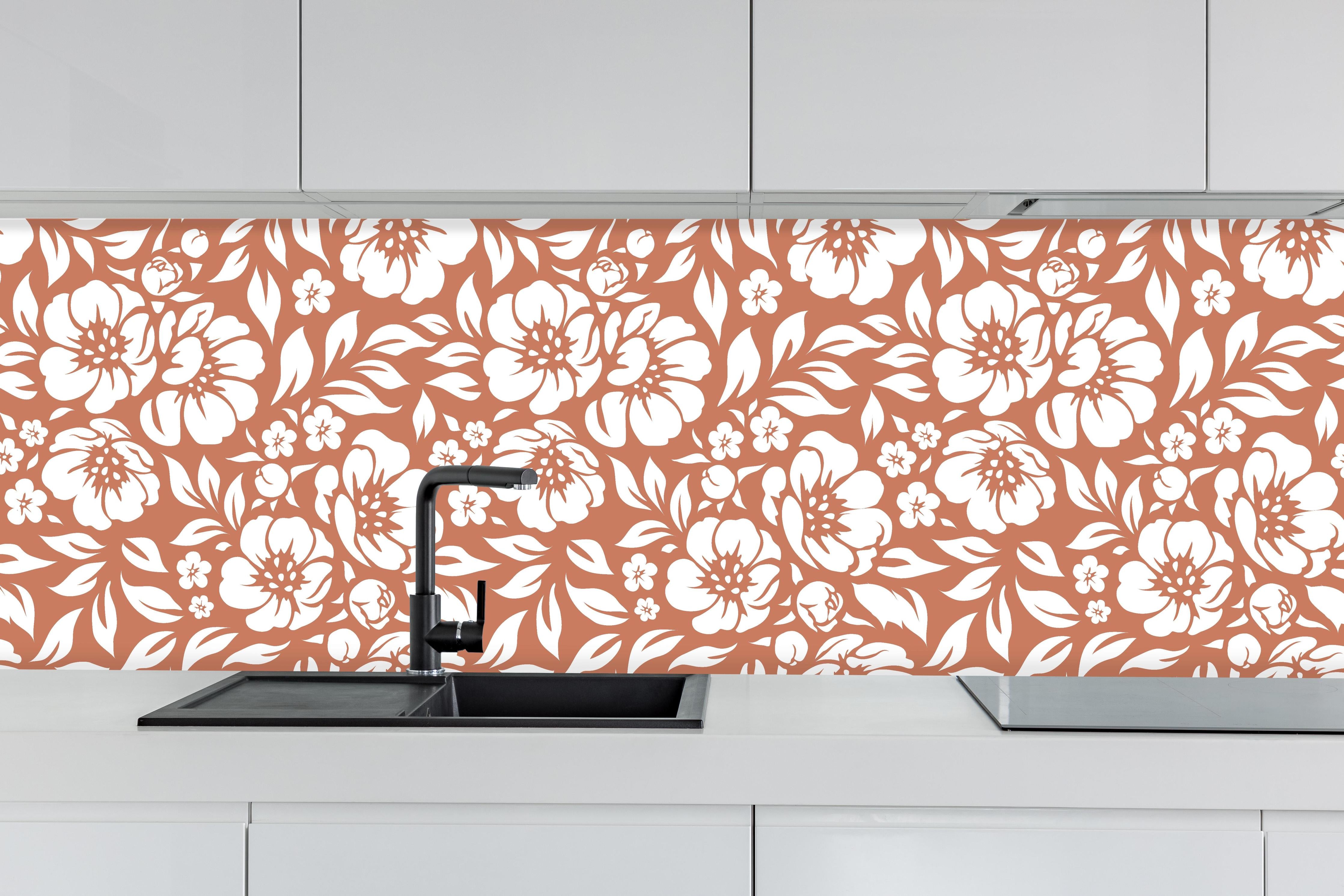 Küche - Natura Floreale Terracotta hinter weißen Hochglanz-Küchenregalen und schwarzem Wasserhahn