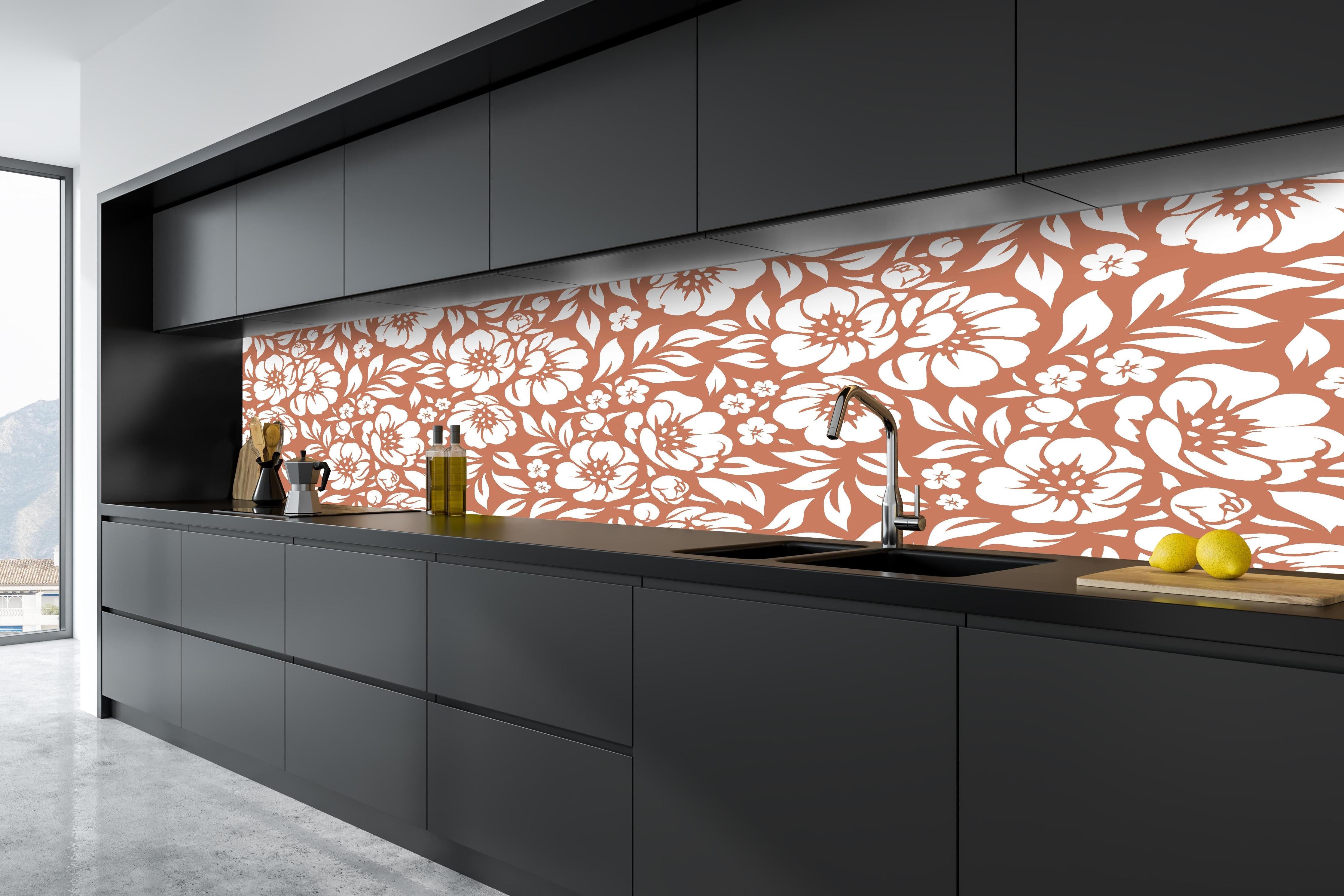 Küche - Natura Floreale Terracotta hinter weißen Hochglanz-Küchenregalen und schwarzem Wasserhahn