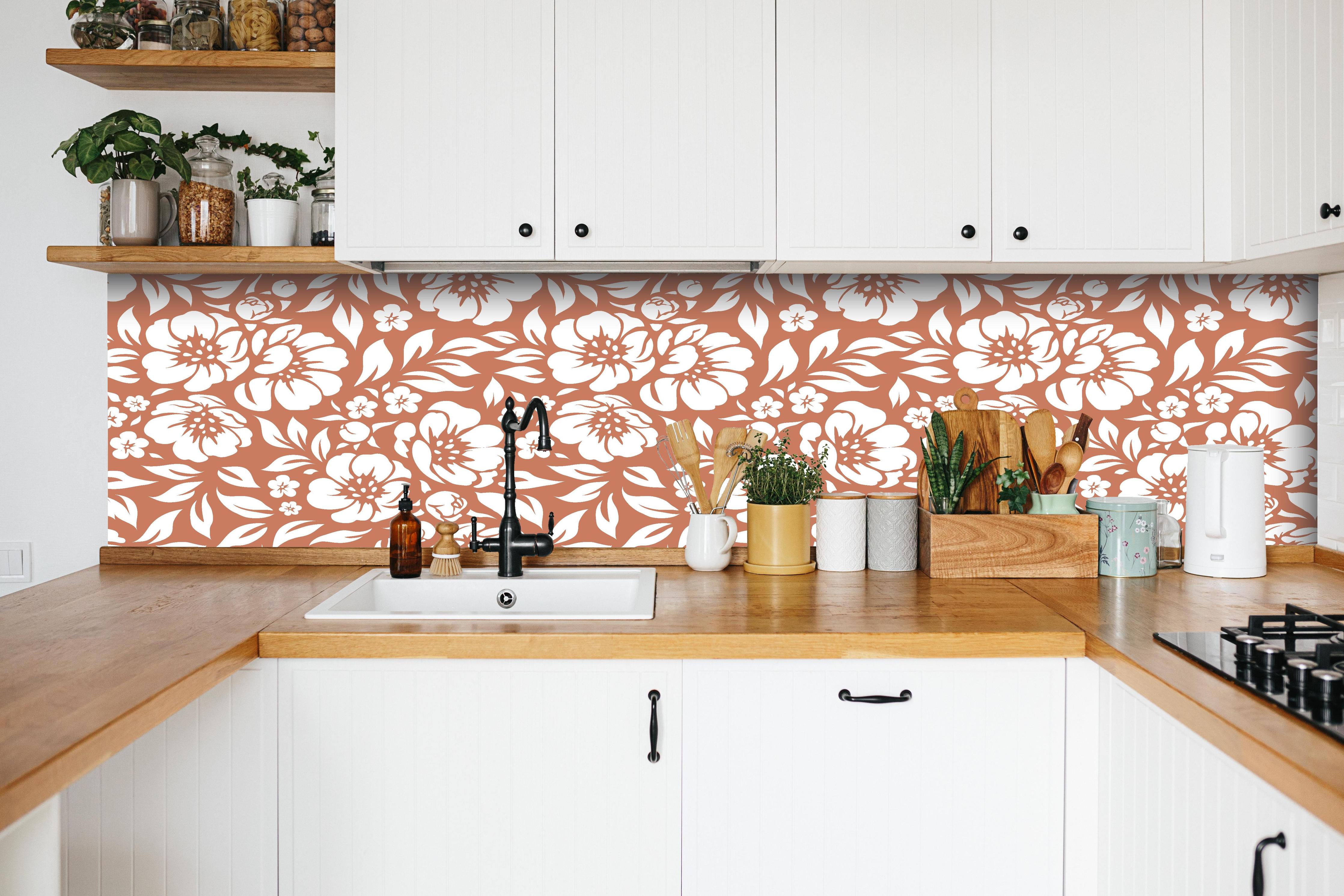 Küche - Natura Floreale Terracotta hinter weißen Hochglanz-Küchenregalen und schwarzem Wasserhahn