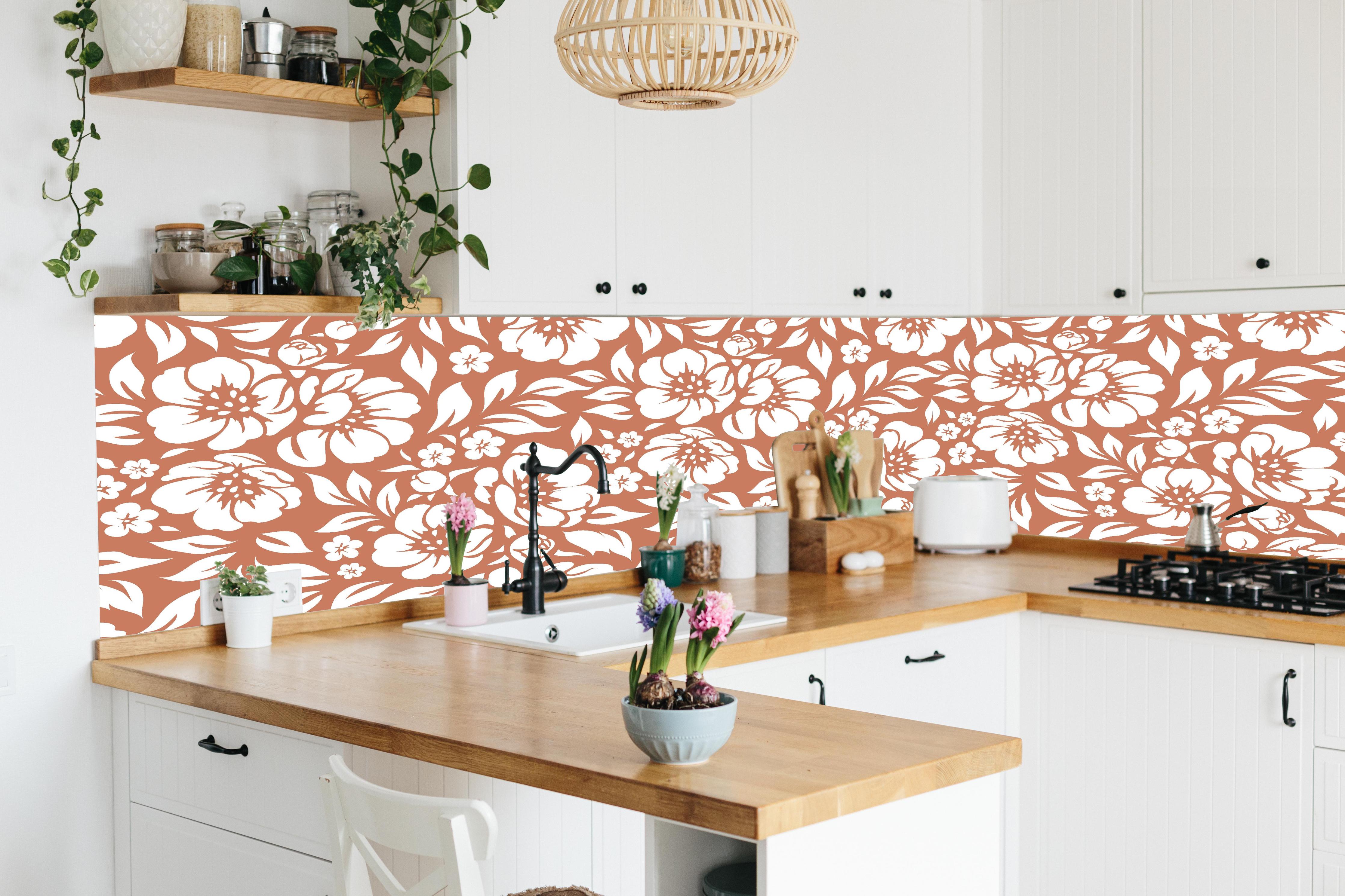 Küche - Natura Floreale Terracotta hinter weißen Hochglanz-Küchenregalen und schwarzem Wasserhahn