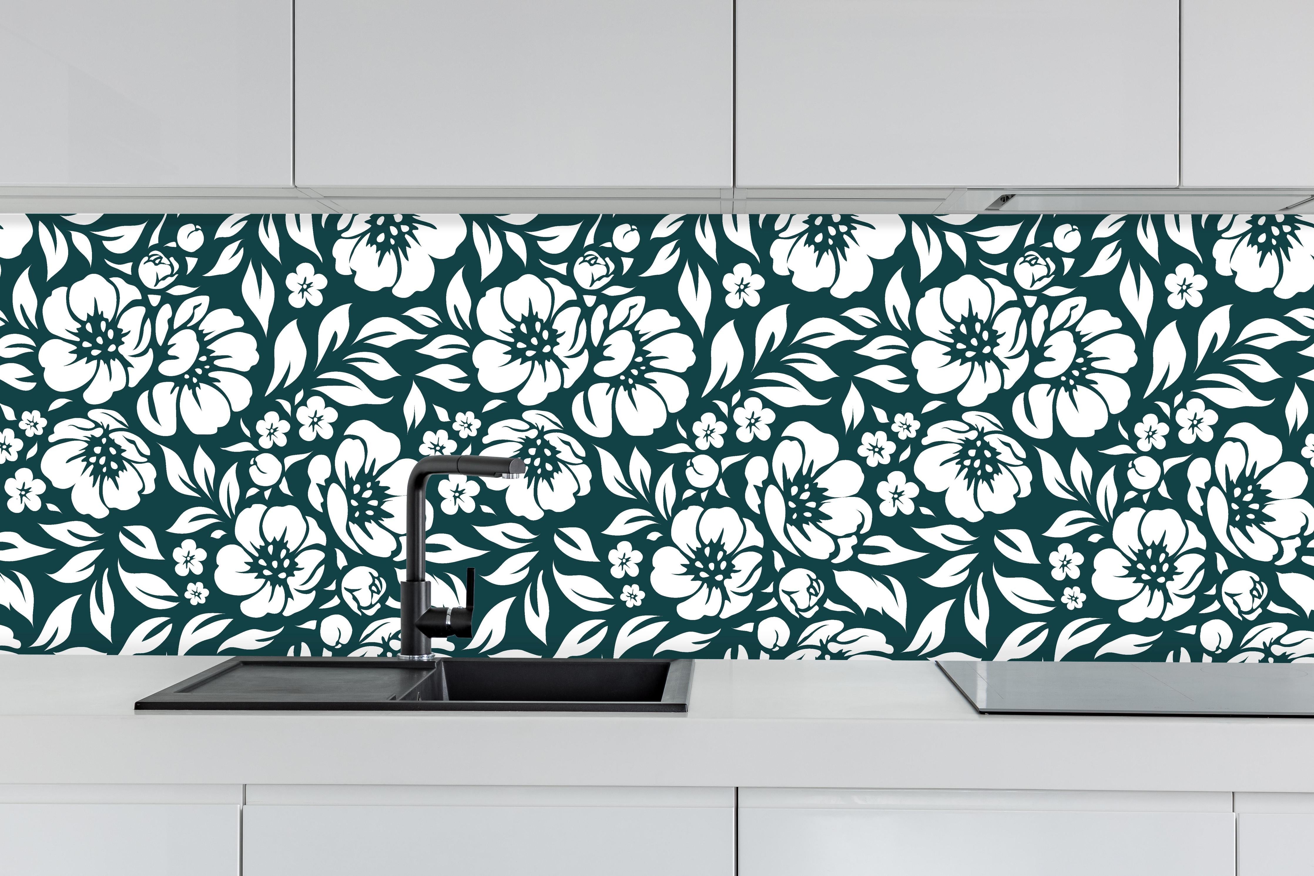 Küche - Natura Floreale Verde petrolio hinter weißen Hochglanz-Küchenregalen und schwarzem Wasserhahn