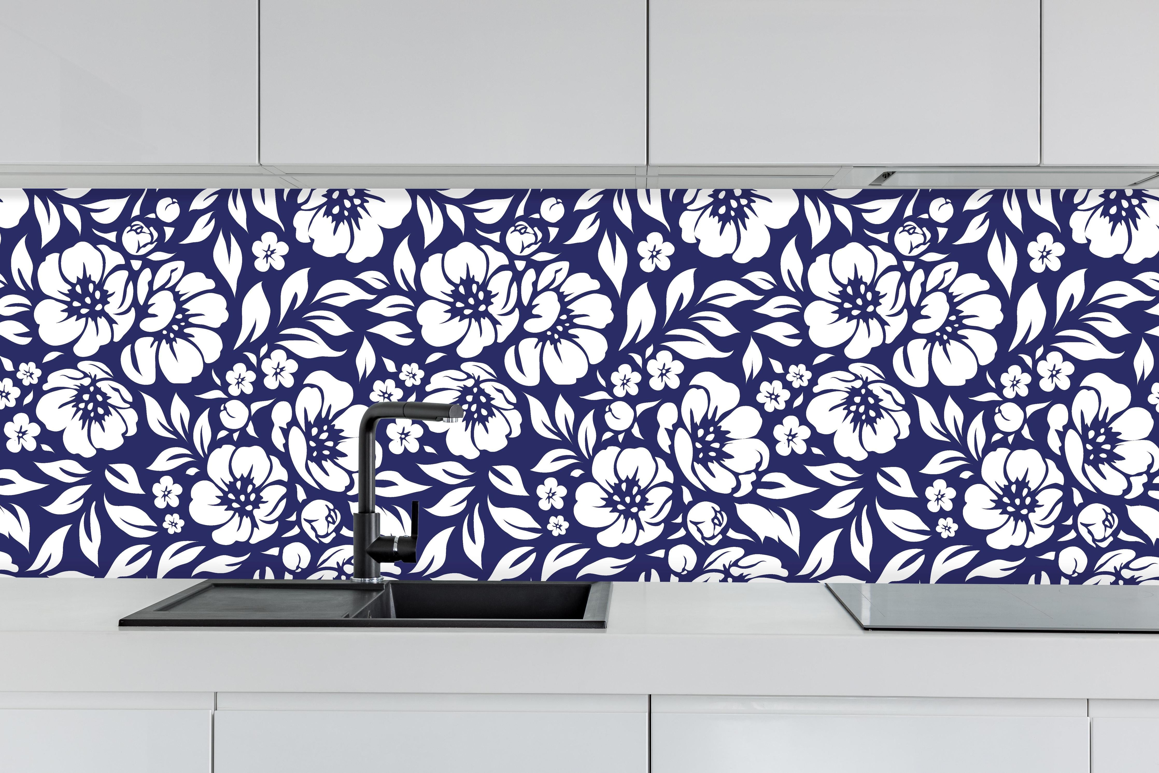 Küche - Natura Floreale Zaffiro hinter weißen Hochglanz-Küchenregalen und schwarzem Wasserhahn