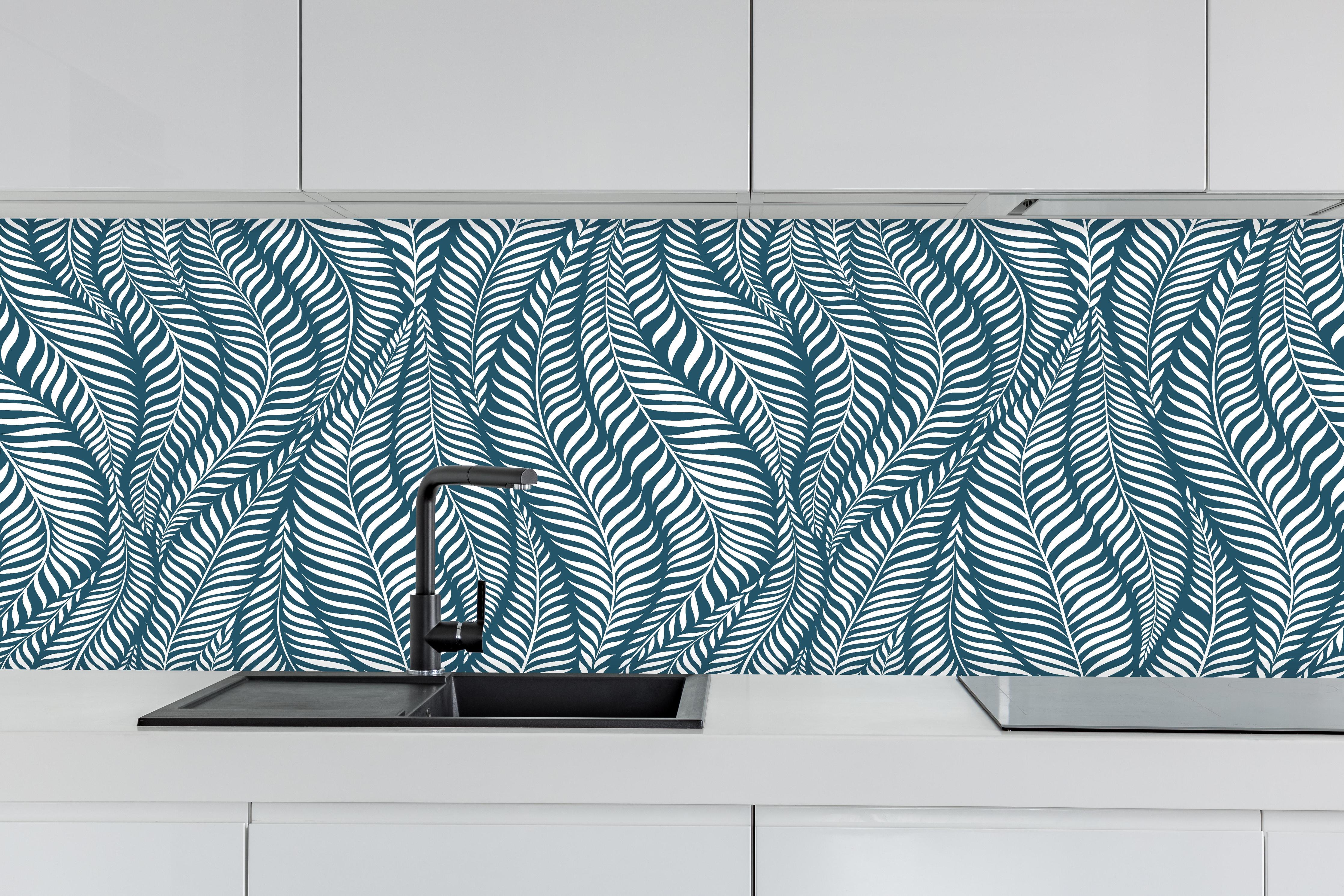 Küche - Natura Oasi Blu Petrolio hinter weißen Hochglanz-Küchenregalen und schwarzem Wasserhahn