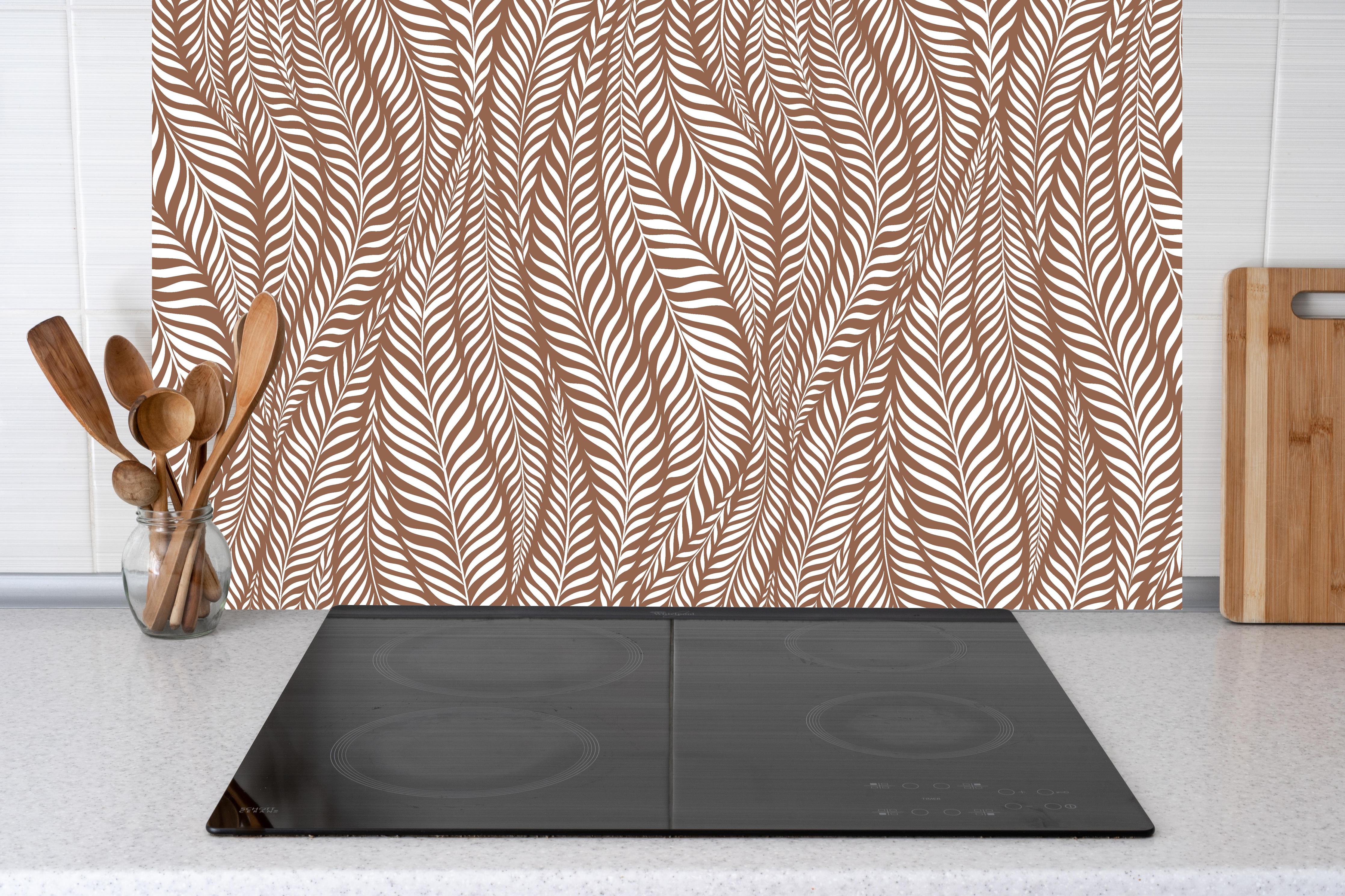 Küche - Natura Oasi Cannella hinter weißen Hochglanz-Küchenregalen und schwarzem Wasserhahn