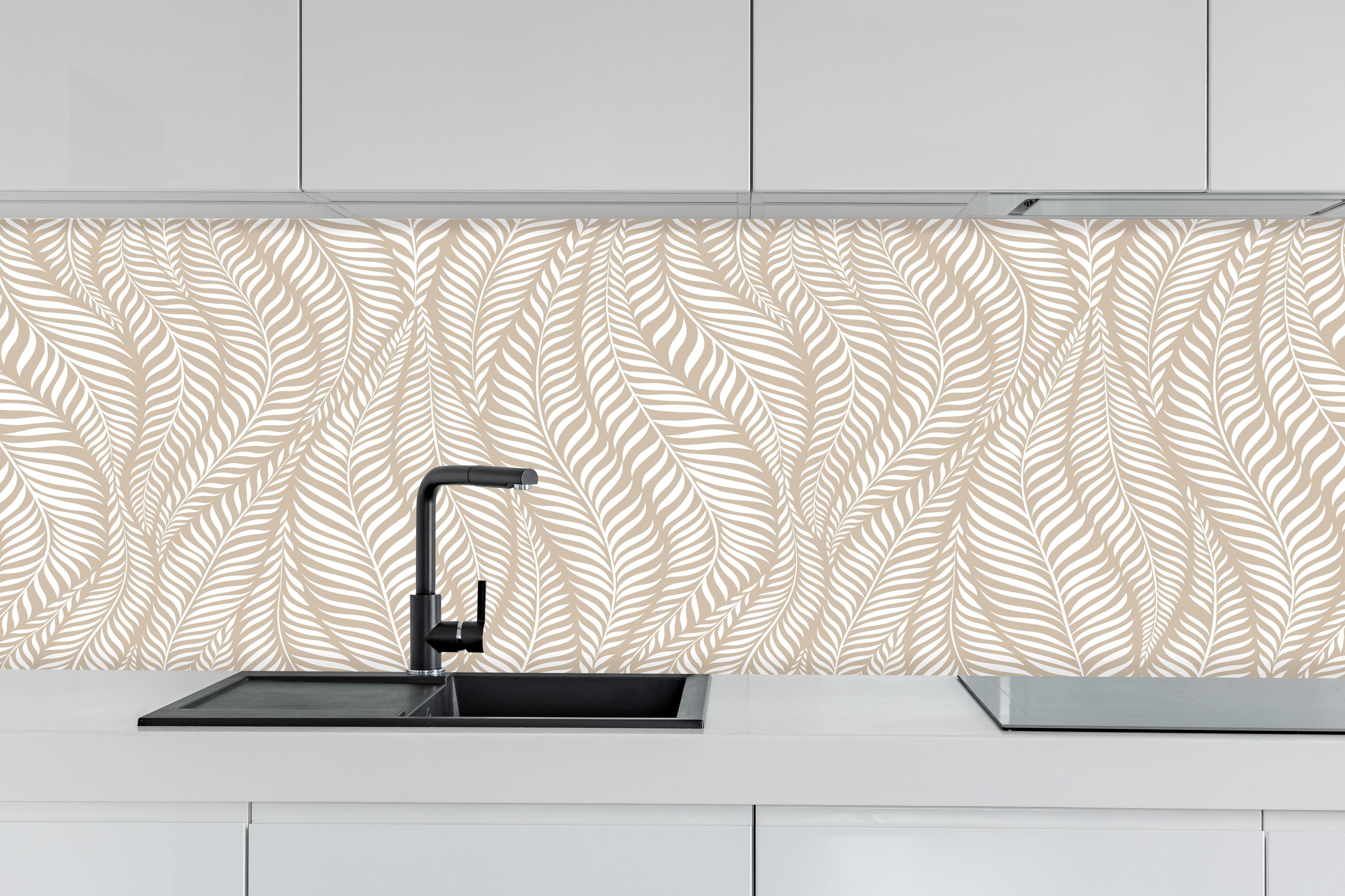 Küche - Natura Oasi Cappuccino hinter weißen Hochglanz-Küchenregalen und schwarzem Wasserhahn