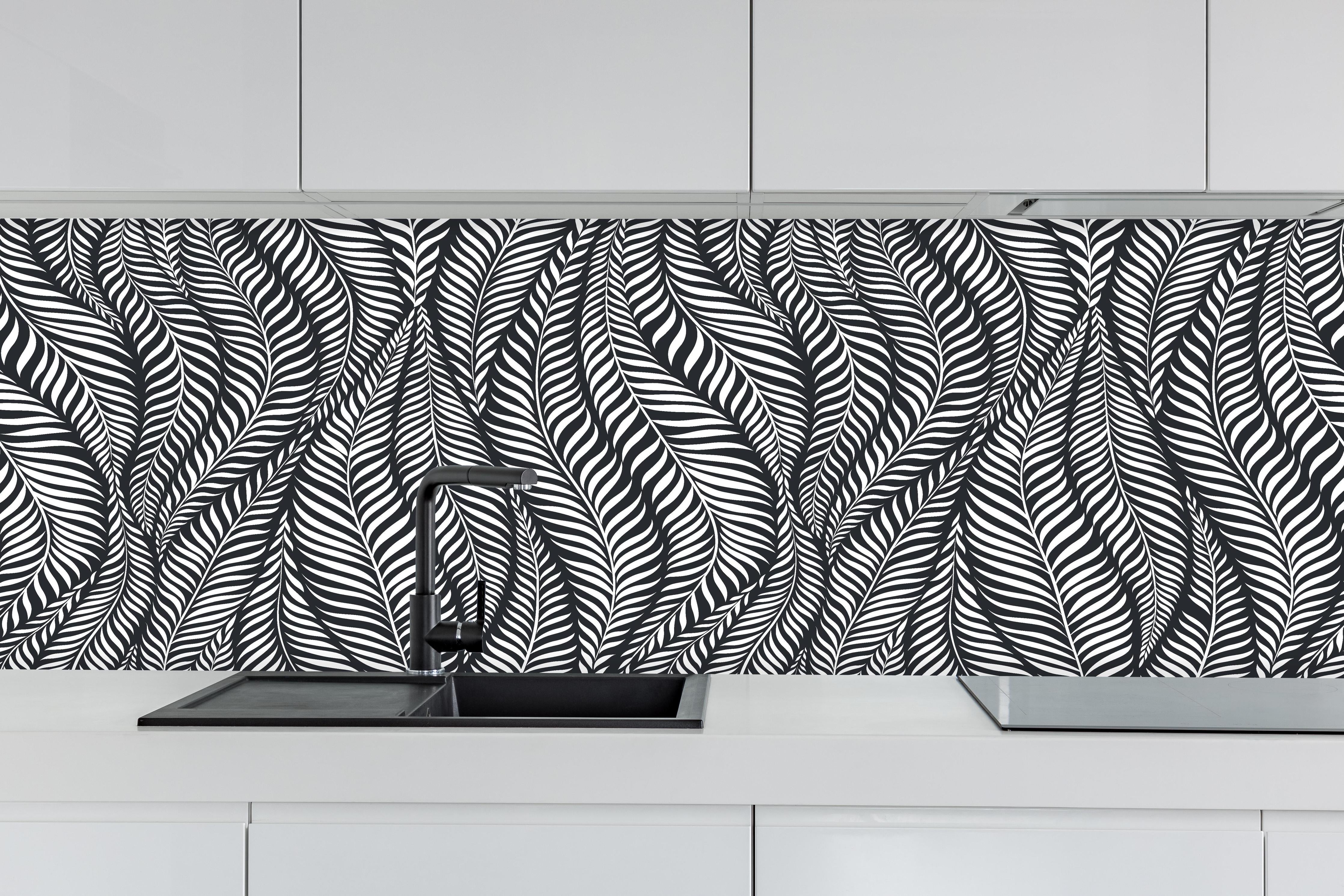 Küche - Natura Oasi Carbone hinter weißen Hochglanz-Küchenregalen und schwarzem Wasserhahn