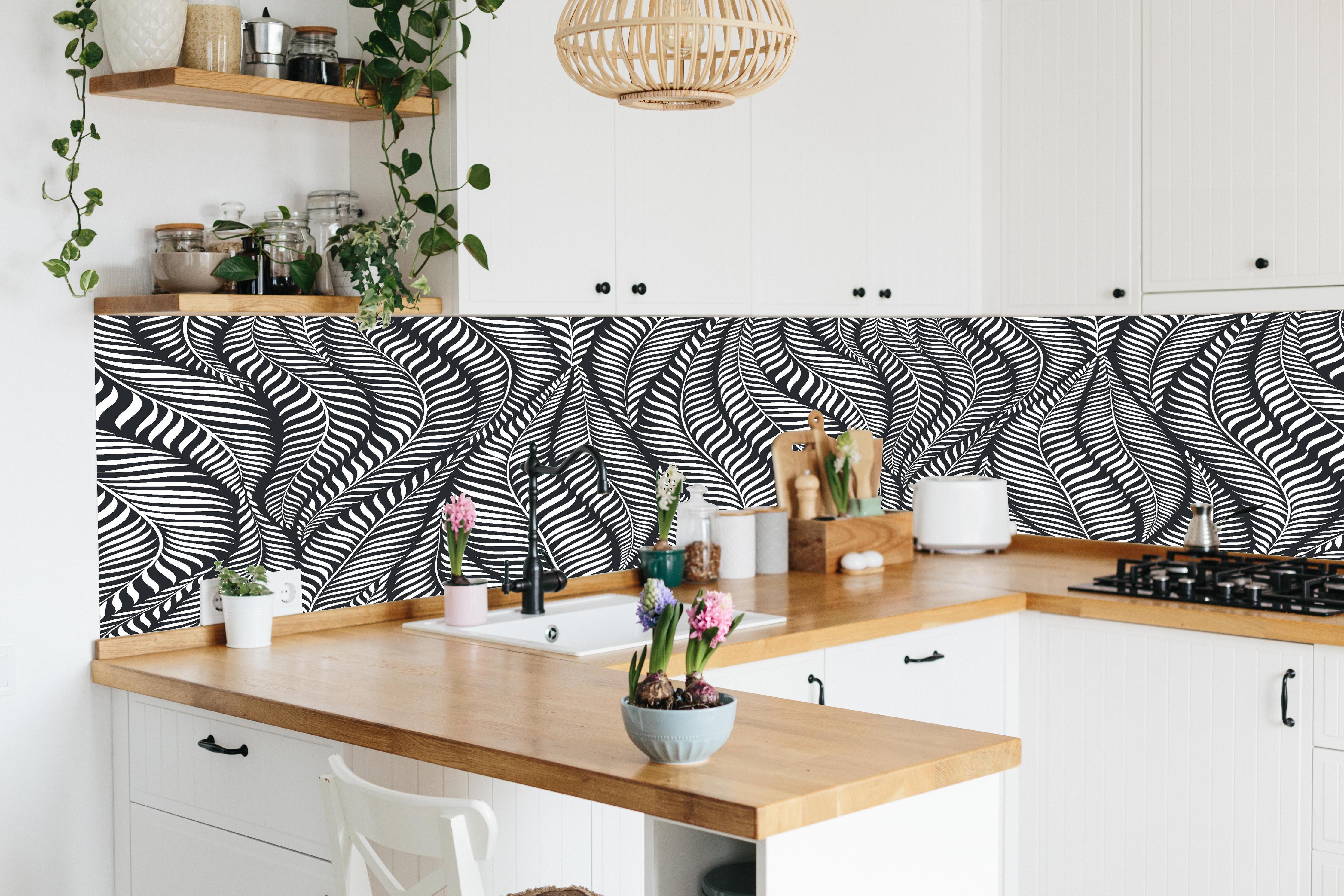 Küche - Natura Oasi Carbone hinter weißen Hochglanz-Küchenregalen und schwarzem Wasserhahn