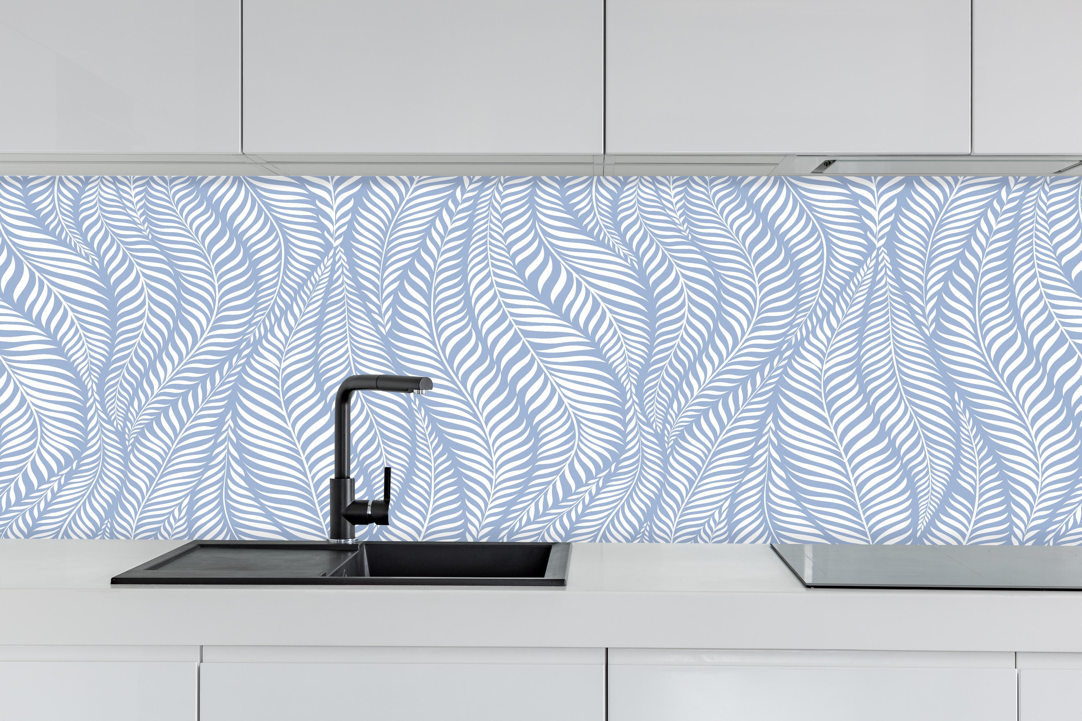 Küche - Natura Oasi Ceruleo hinter weißen Hochglanz-Küchenregalen und schwarzem Wasserhahn