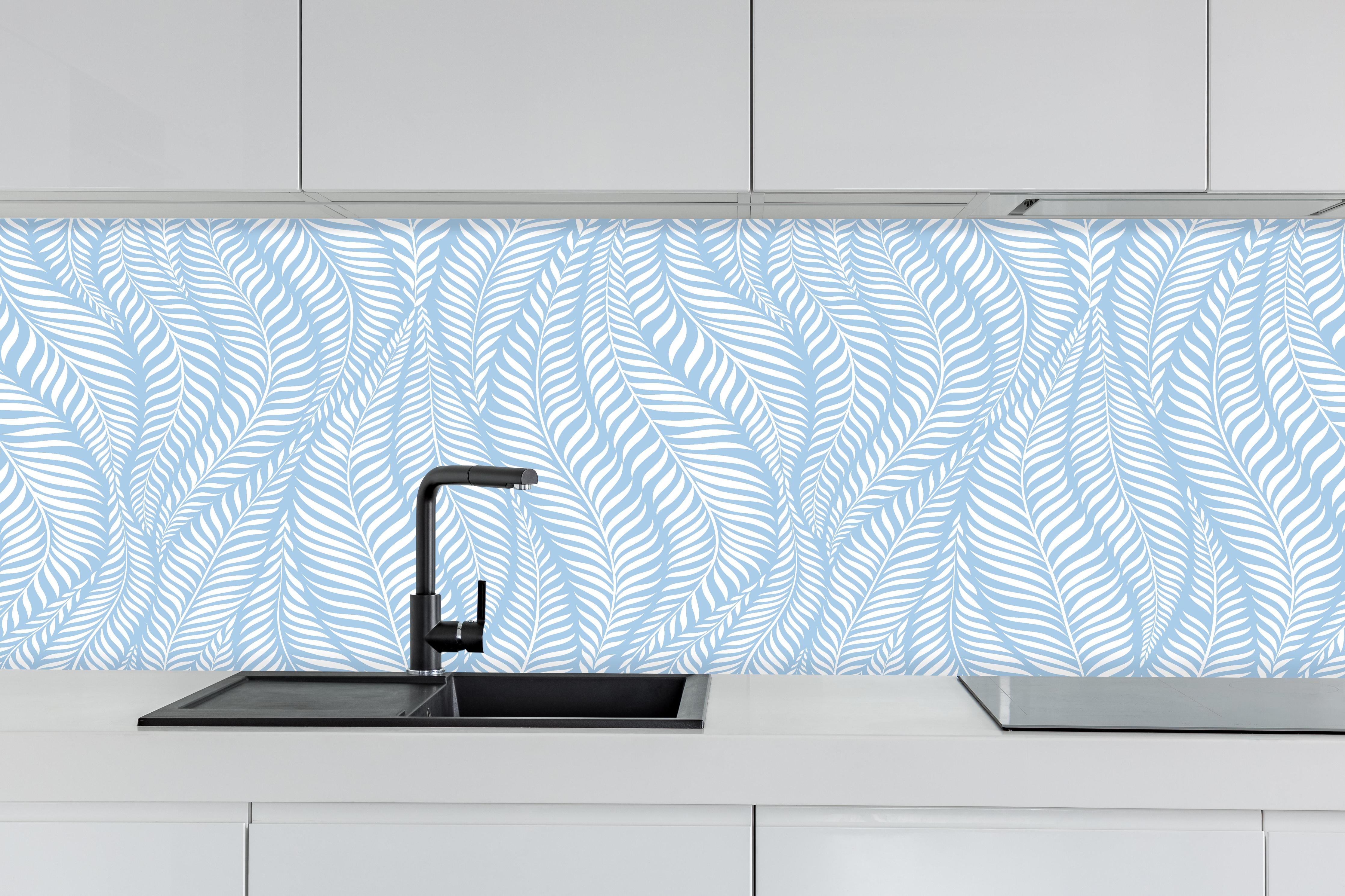 Küche - Natura Oasi Cielo hinter weißen Hochglanz-Küchenregalen und schwarzem Wasserhahn