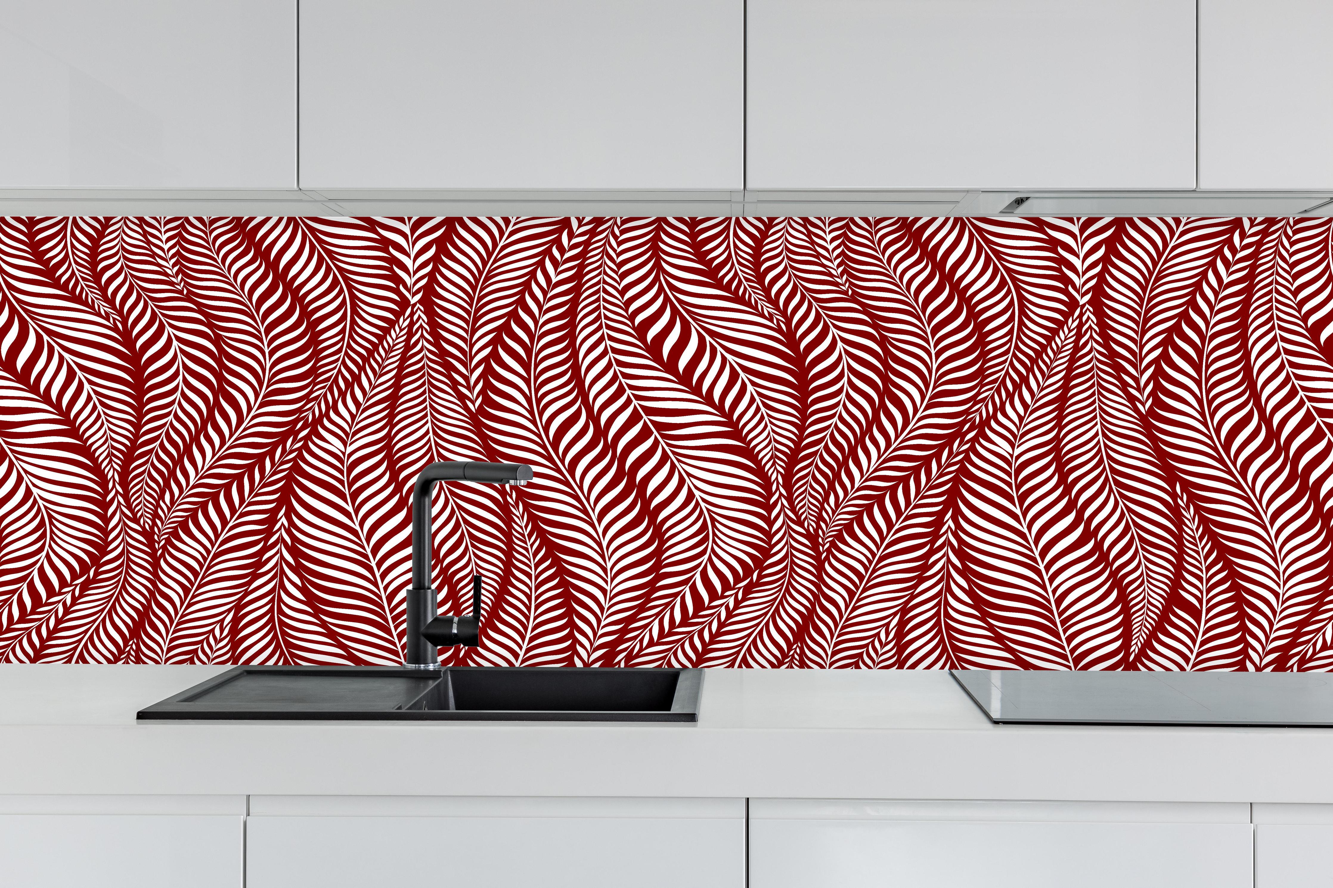 Küche - Natura Oasi Granata hinter weißen Hochglanz-Küchenregalen und schwarzem Wasserhahn