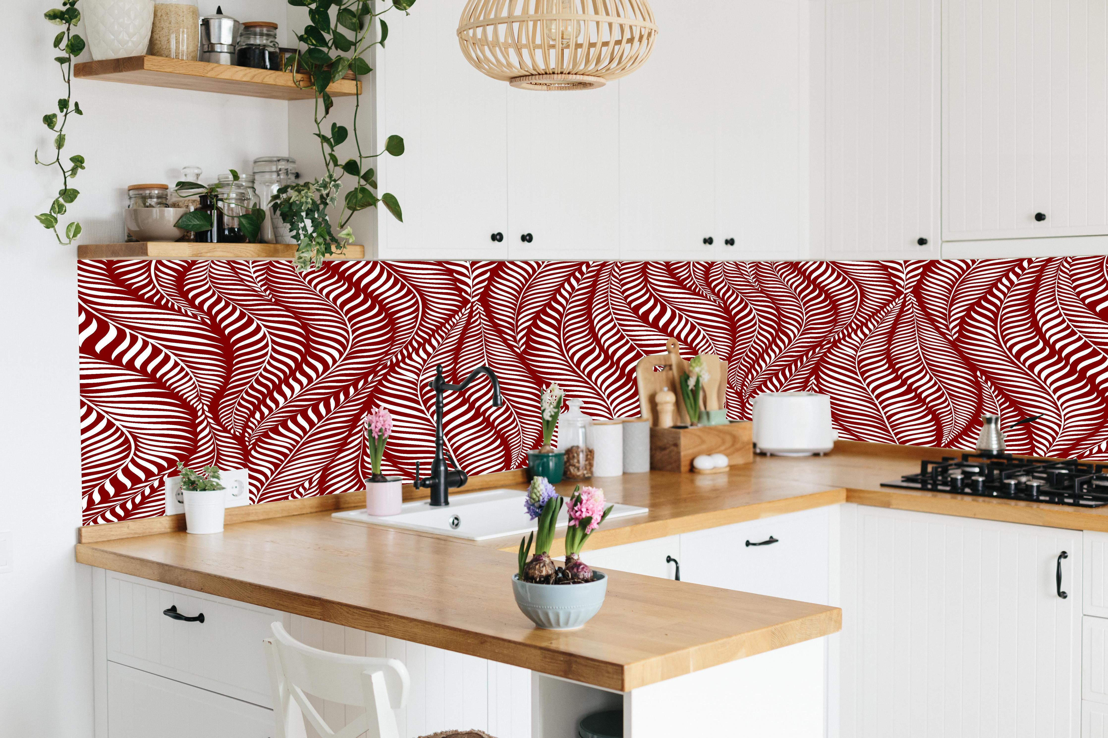 Küche - Natura Oasi Granata hinter weißen Hochglanz-Küchenregalen und schwarzem Wasserhahn