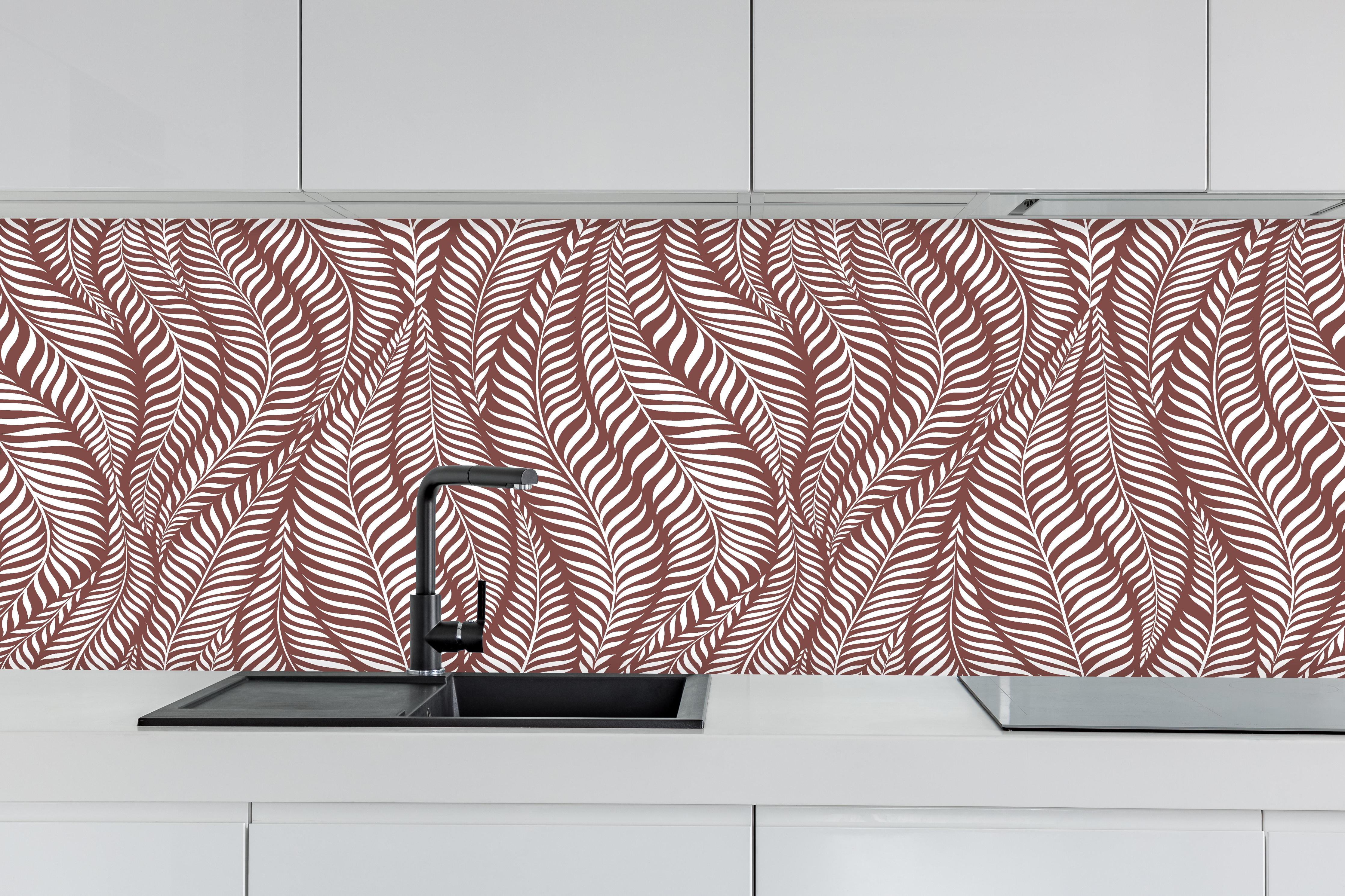 Küche - Natura Oasi Mattone hinter weißen Hochglanz-Küchenregalen und schwarzem Wasserhahn