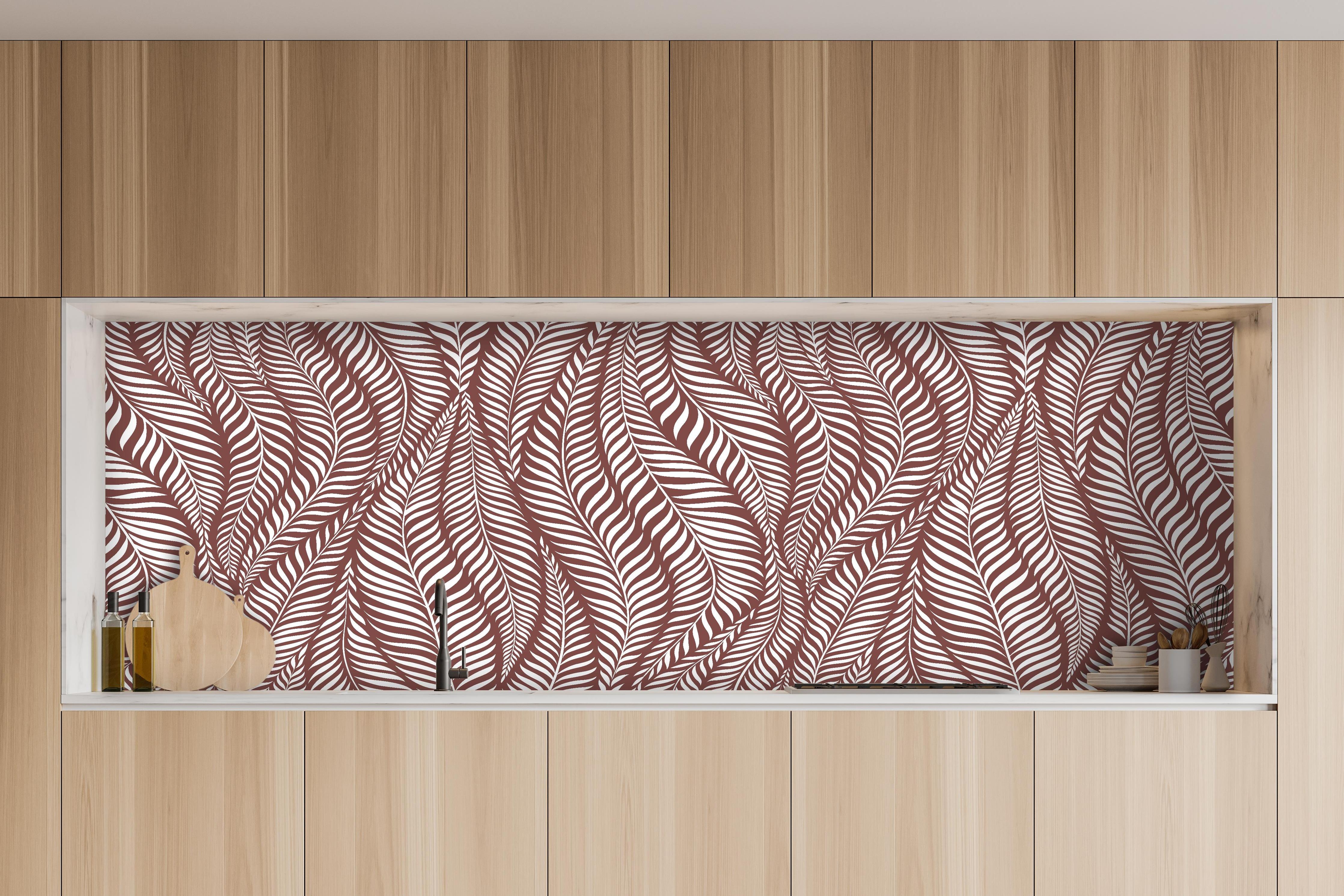 Küche - Natura Oasi Mattone hinter weißen Hochglanz-Küchenregalen und schwarzem Wasserhahn