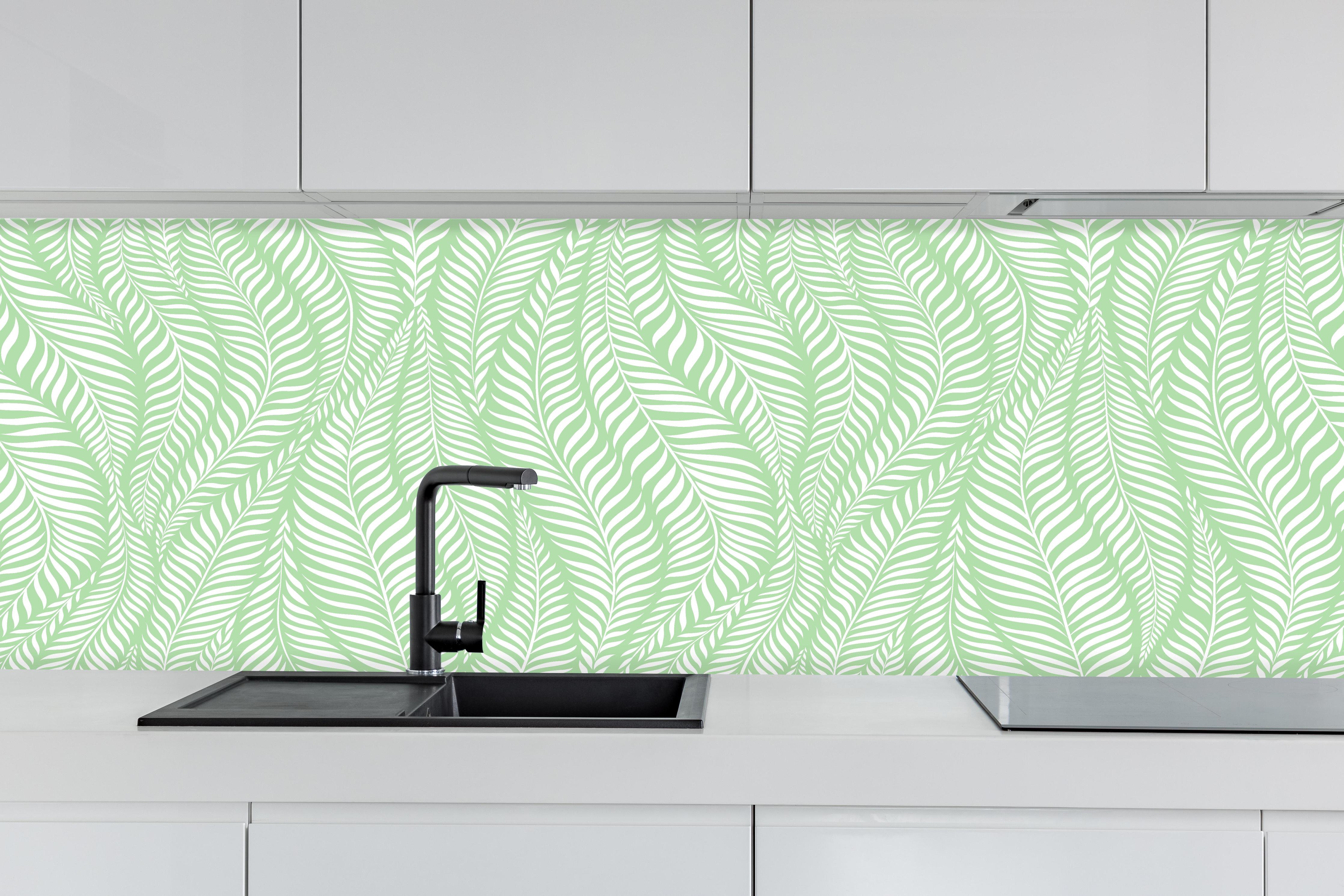 Küche - Natura Oasi Muschio hinter weißen Hochglanz-Küchenregalen und schwarzem Wasserhahn