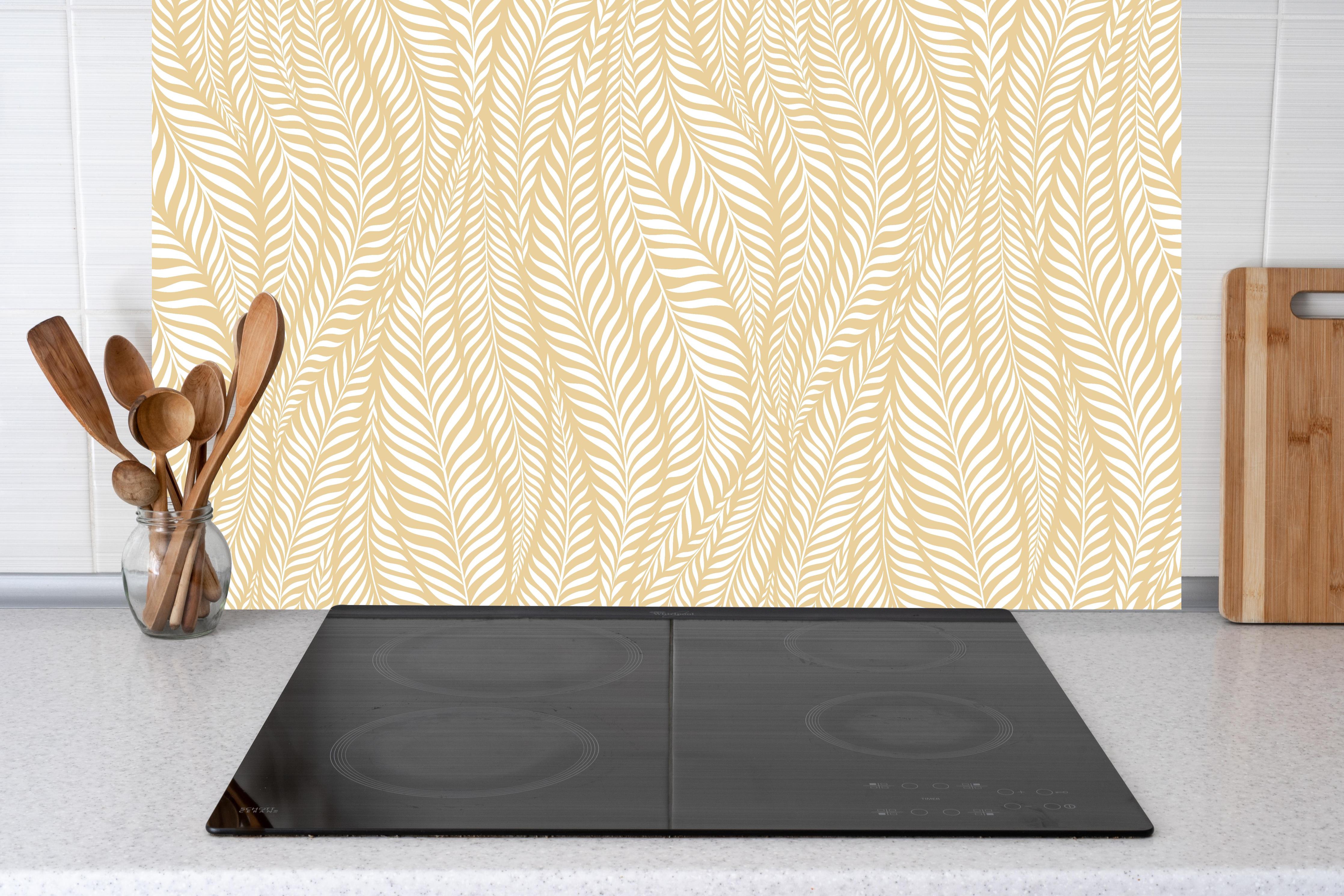 Küche - Natura Oasi Sabbia hinter weißen Hochglanz-Küchenregalen und schwarzem Wasserhahn