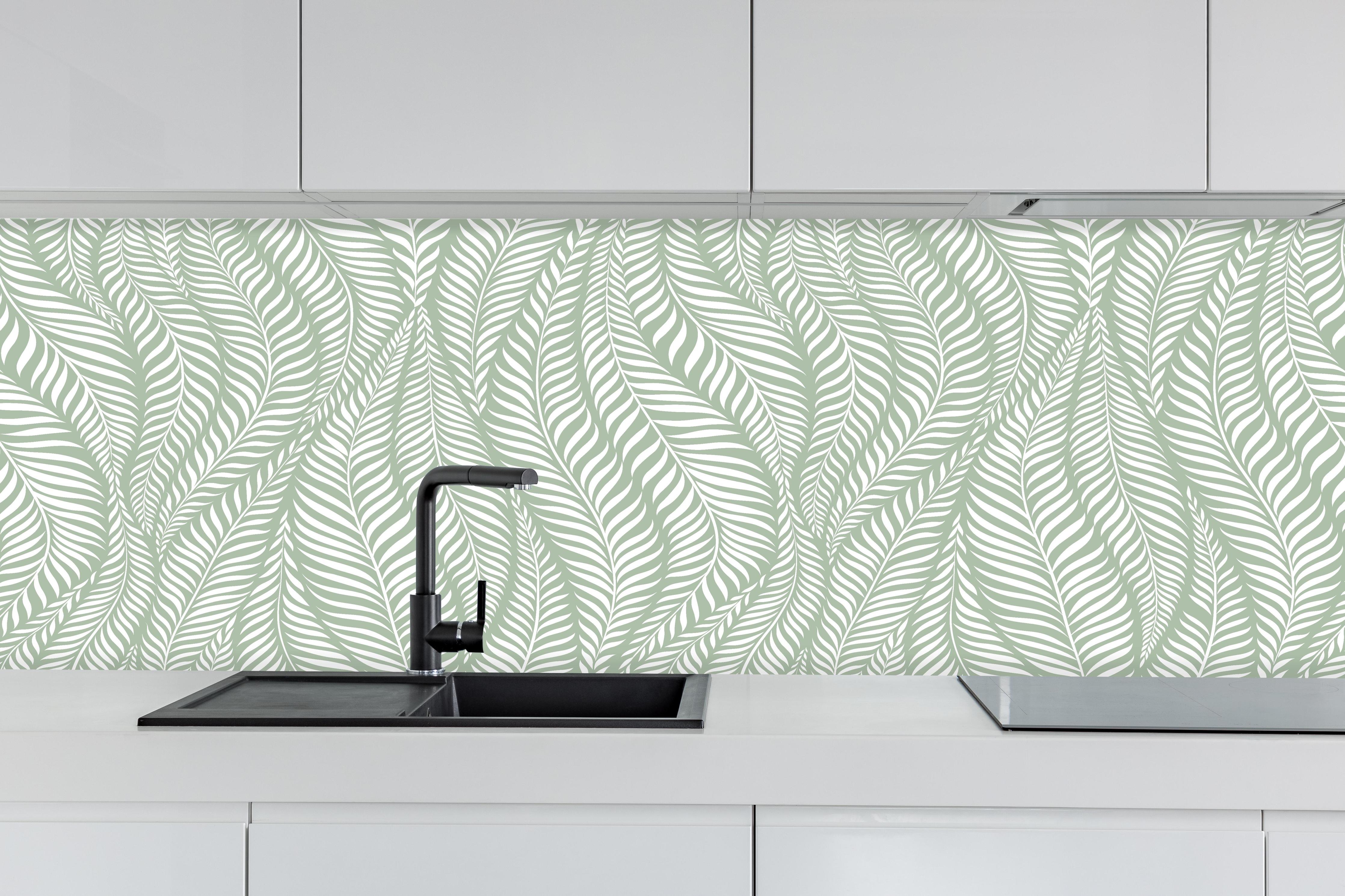 Küche - Natura Oasi Salvia hinter weißen Hochglanz-Küchenregalen und schwarzem Wasserhahn