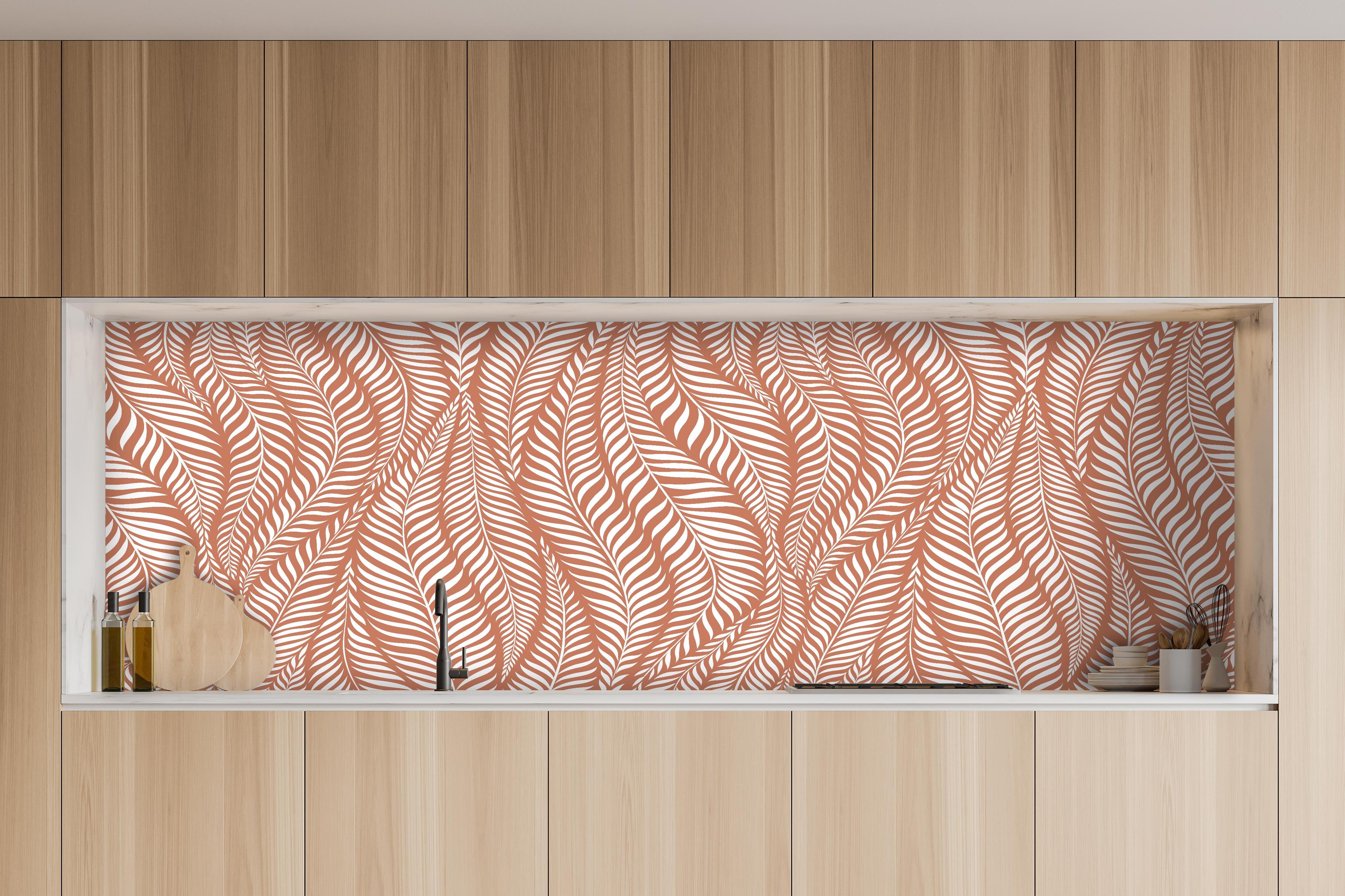 Küche - Natura Oasi Terracotta hinter weißen Hochglanz-Küchenregalen und schwarzem Wasserhahn