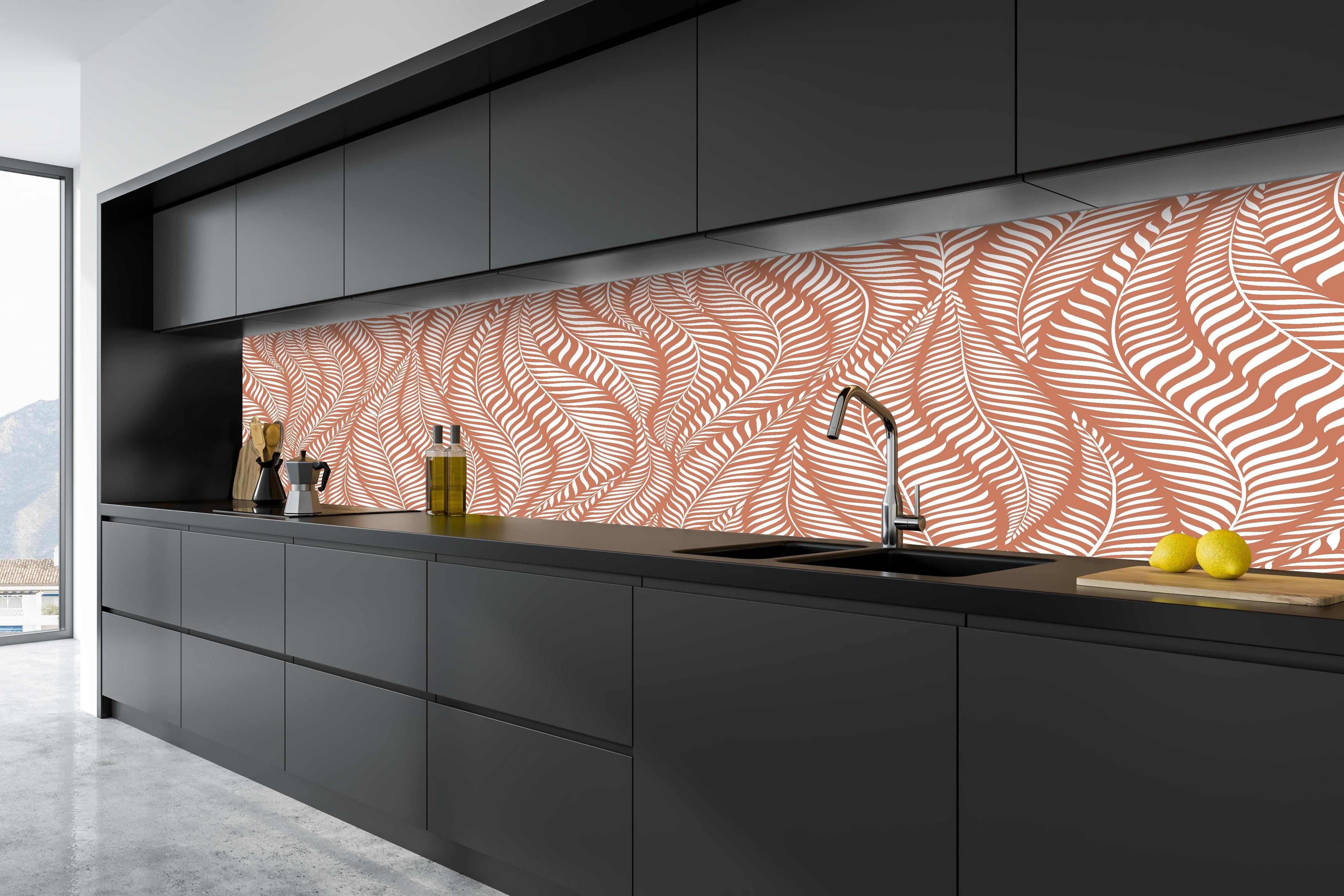 Küche - Natura Oasi Terracotta hinter weißen Hochglanz-Küchenregalen und schwarzem Wasserhahn