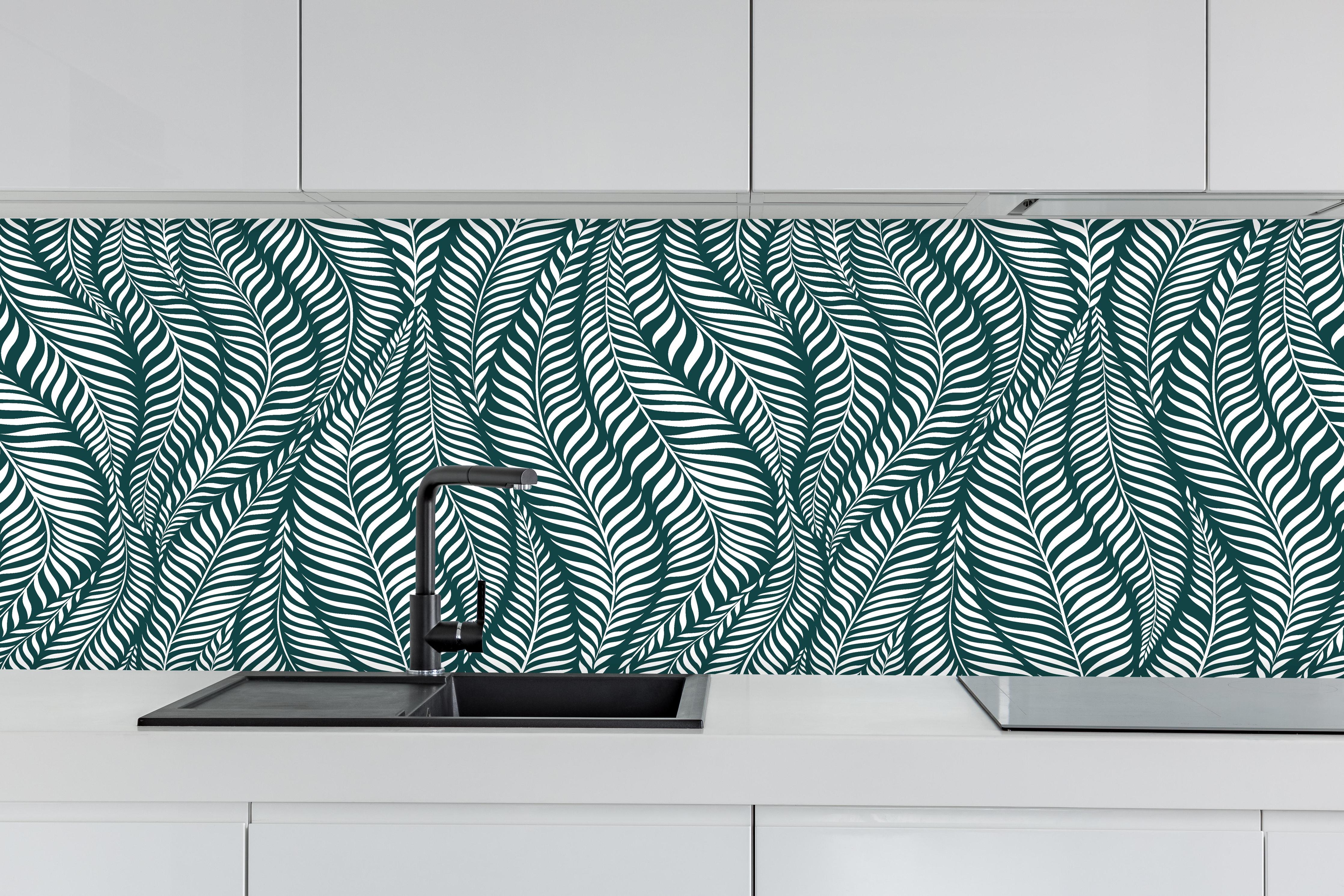 Küche - Natura Oasi Verde petrolio hinter weißen Hochglanz-Küchenregalen und schwarzem Wasserhahn