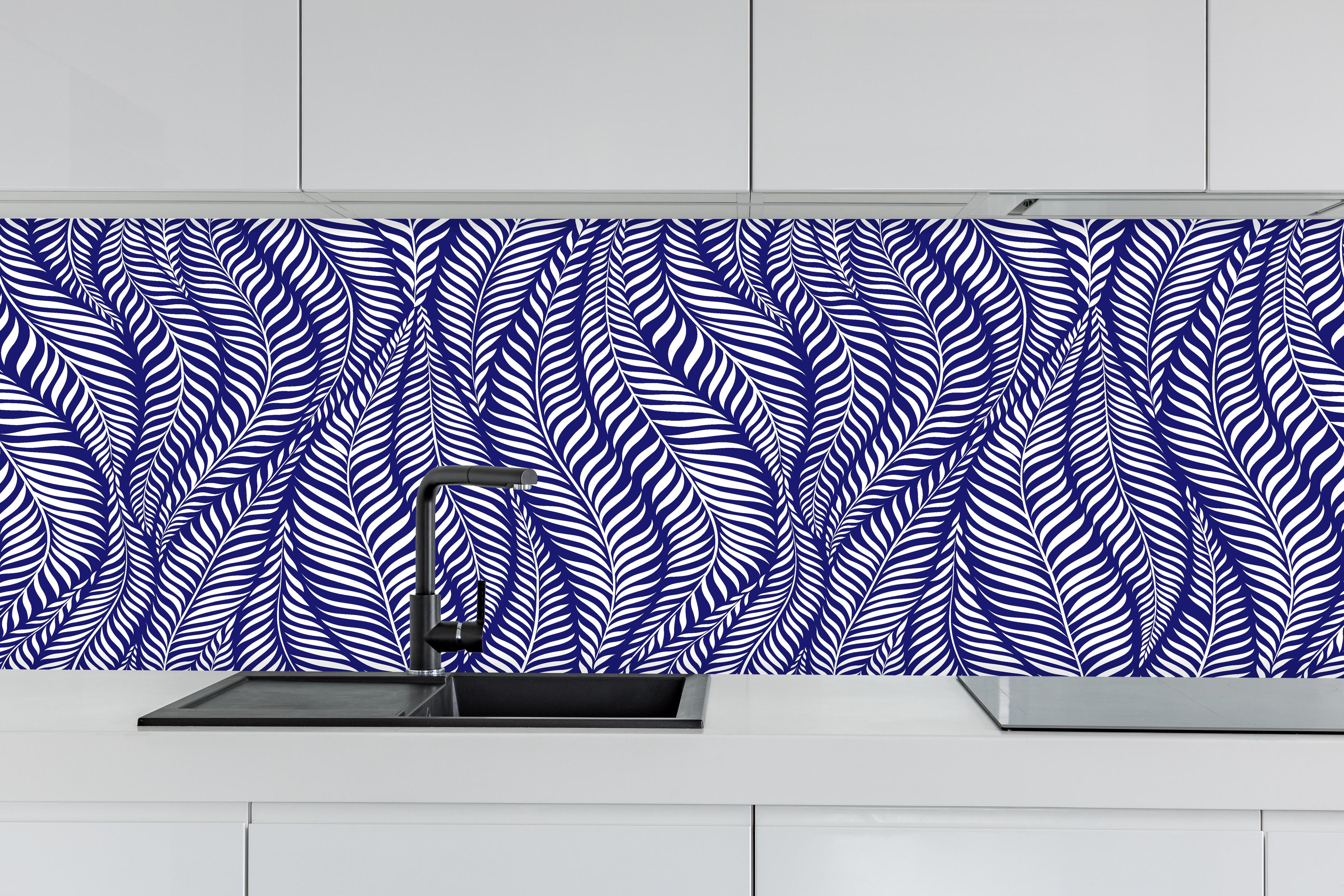 Küche - Natura Oasi Zaffiro hinter weißen Hochglanz-Küchenregalen und schwarzem Wasserhahn