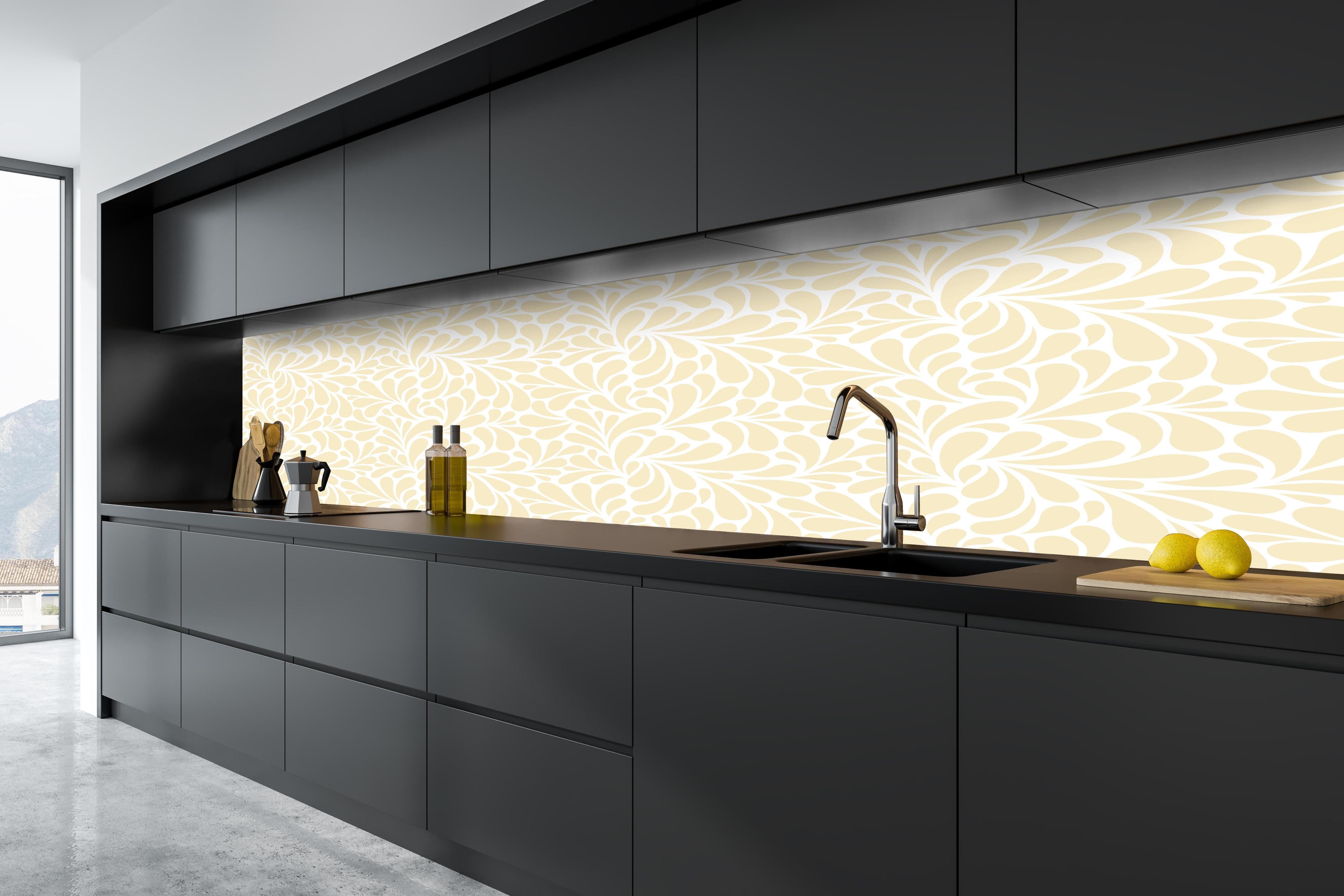 Küche - Natura Petaloso Avorio hinter weißen Hochglanz-Küchenregalen und schwarzem Wasserhahn