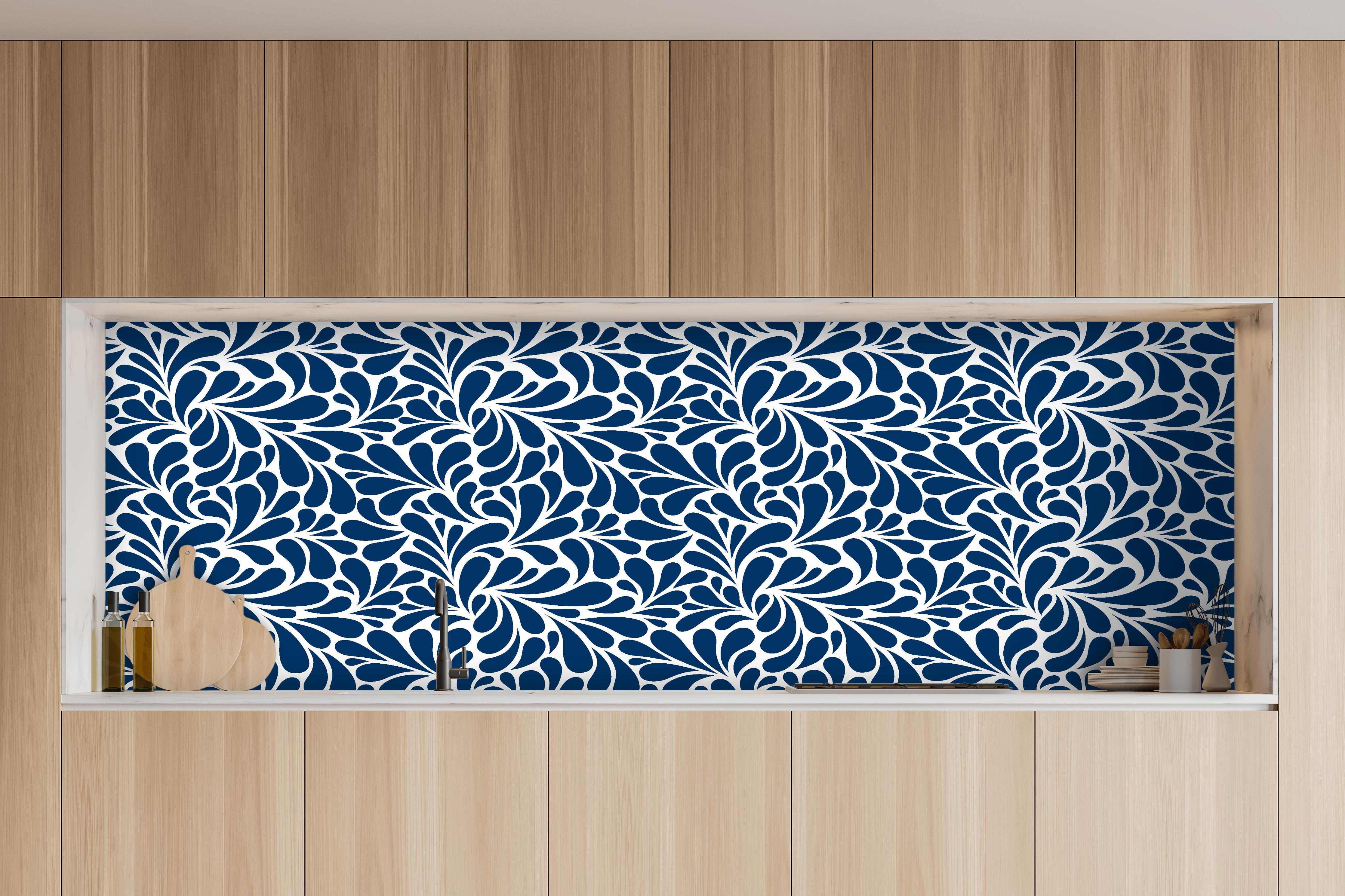 Küche - Natura Petaloso Blu notte hinter weißen Hochglanz-Küchenregalen und schwarzem Wasserhahn