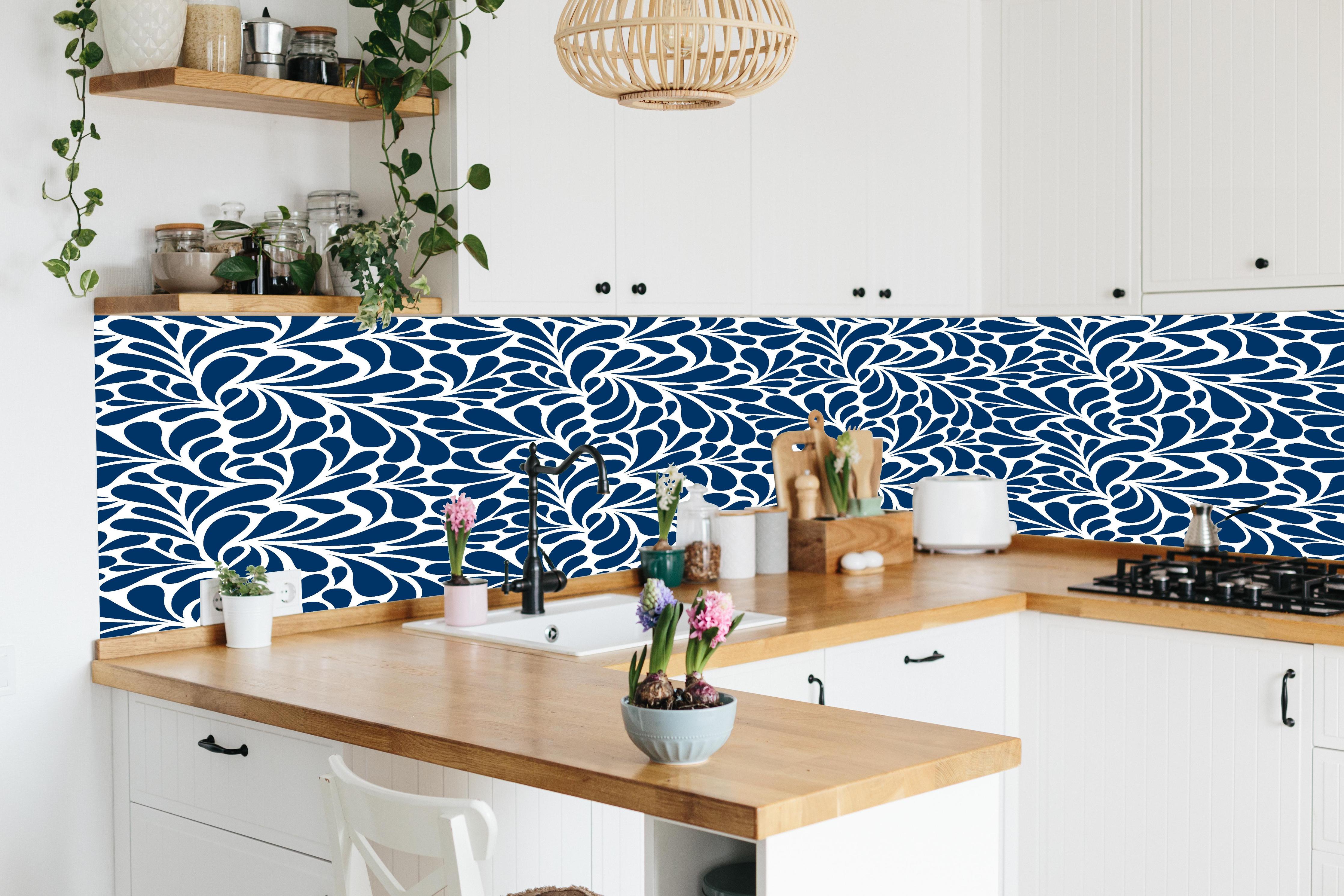 Küche - Natura Petaloso Blu notte hinter weißen Hochglanz-Küchenregalen und schwarzem Wasserhahn