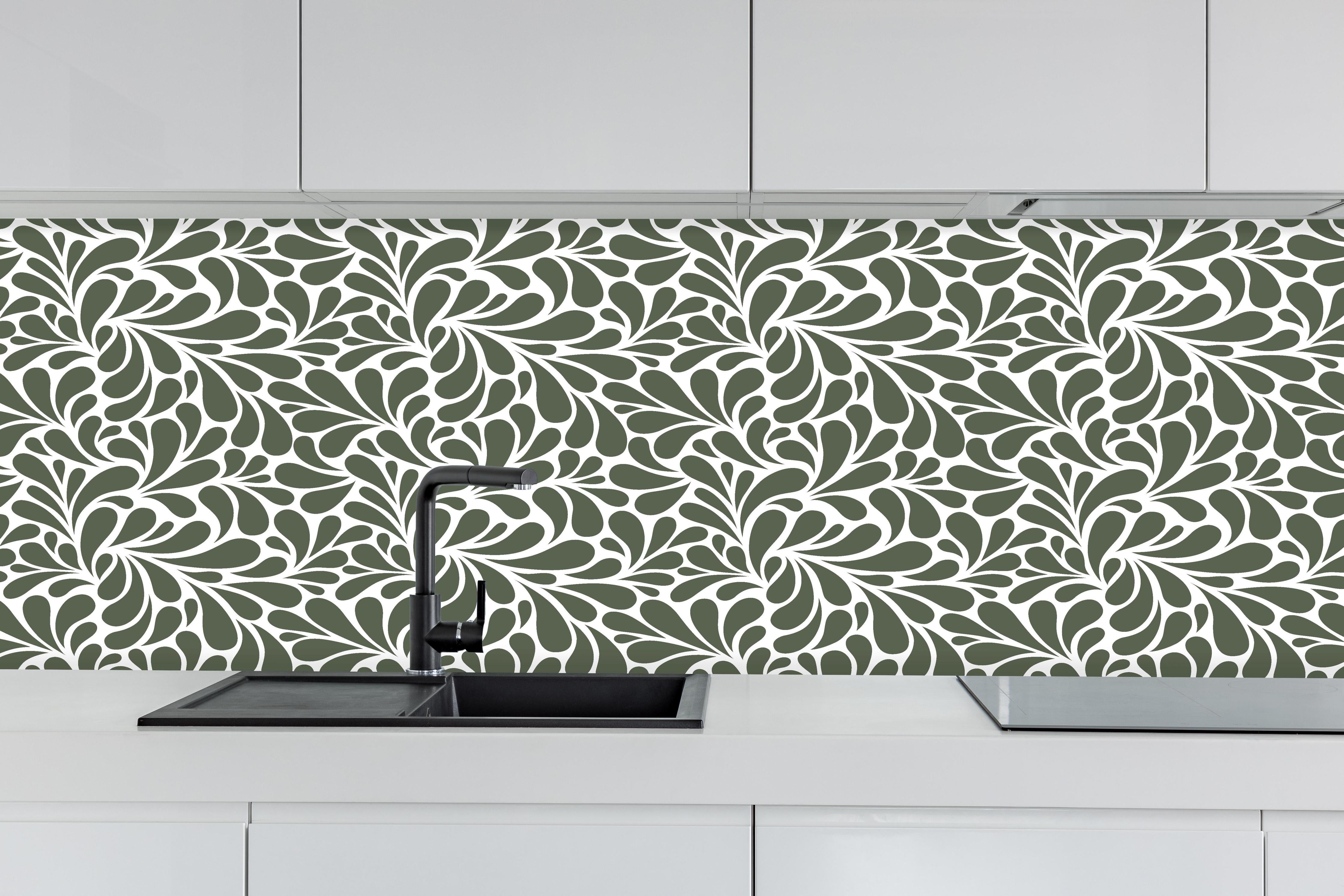 Küche - Natura Petaloso Bosco hinter weißen Hochglanz-Küchenregalen und schwarzem Wasserhahn