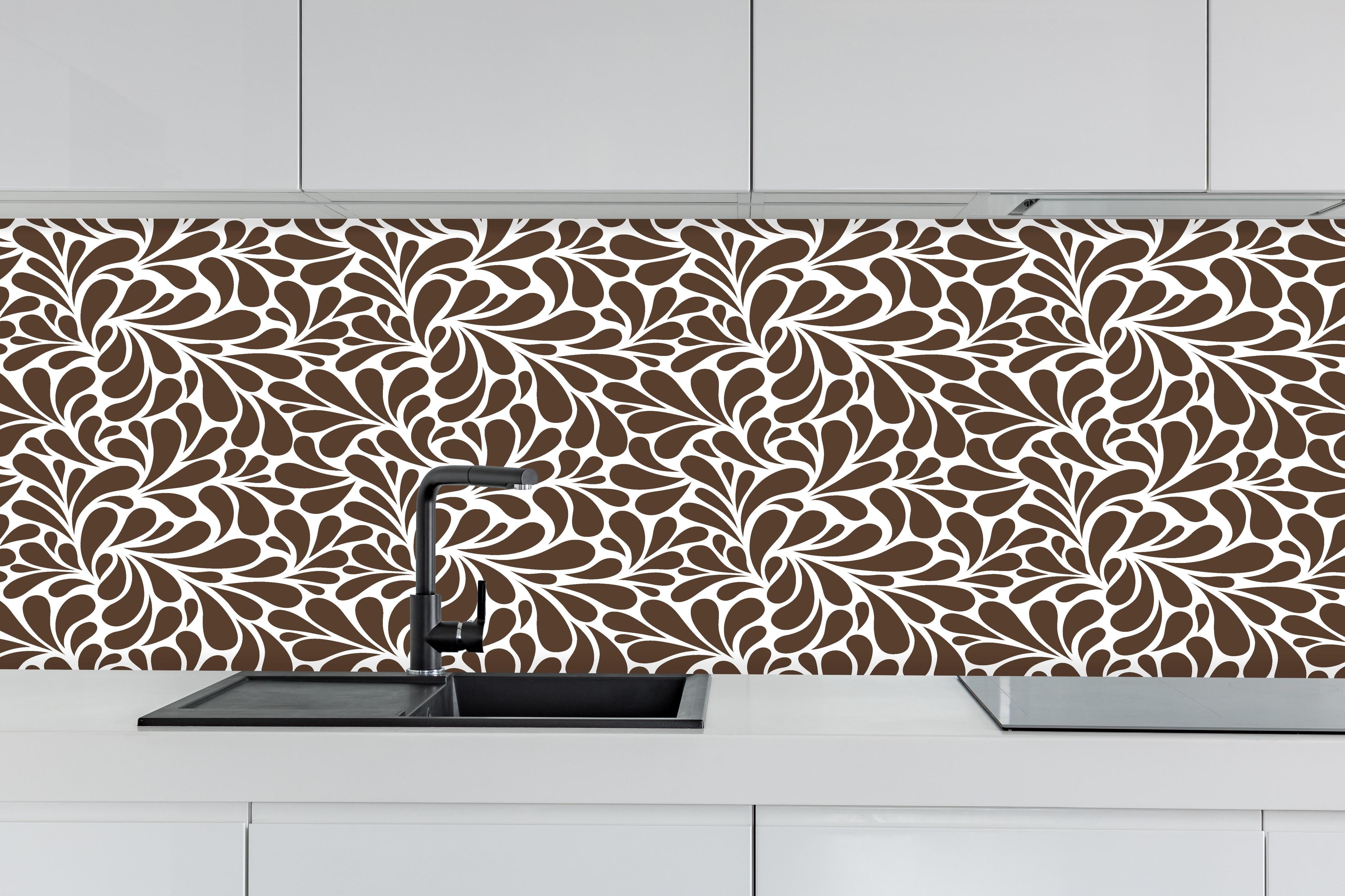 Küche - Natura Petaloso Caffè hinter weißen Hochglanz-Küchenregalen und schwarzem Wasserhahn